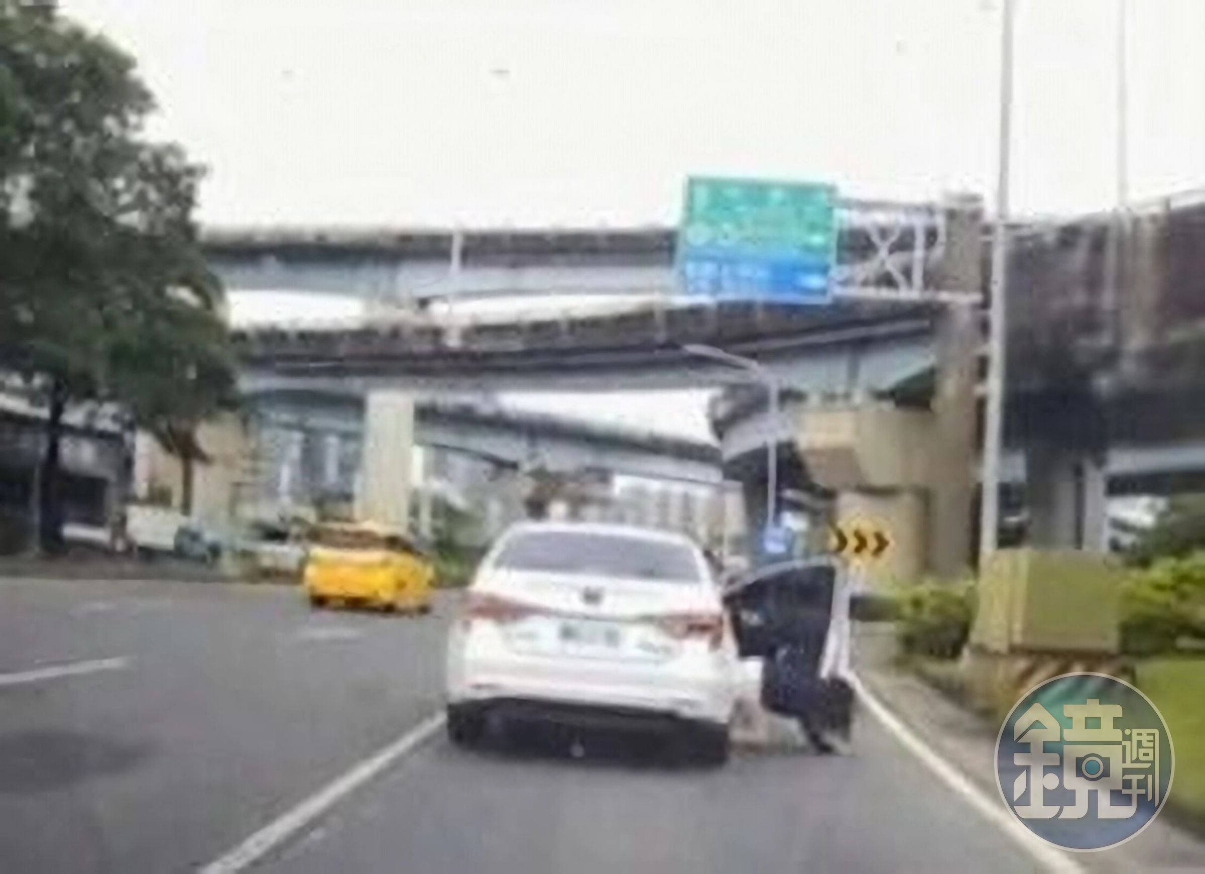 汪姓女子從行駛中車輛跳車掉落地面，嚇壞後方汽車駕駛。（翻攝畫面）