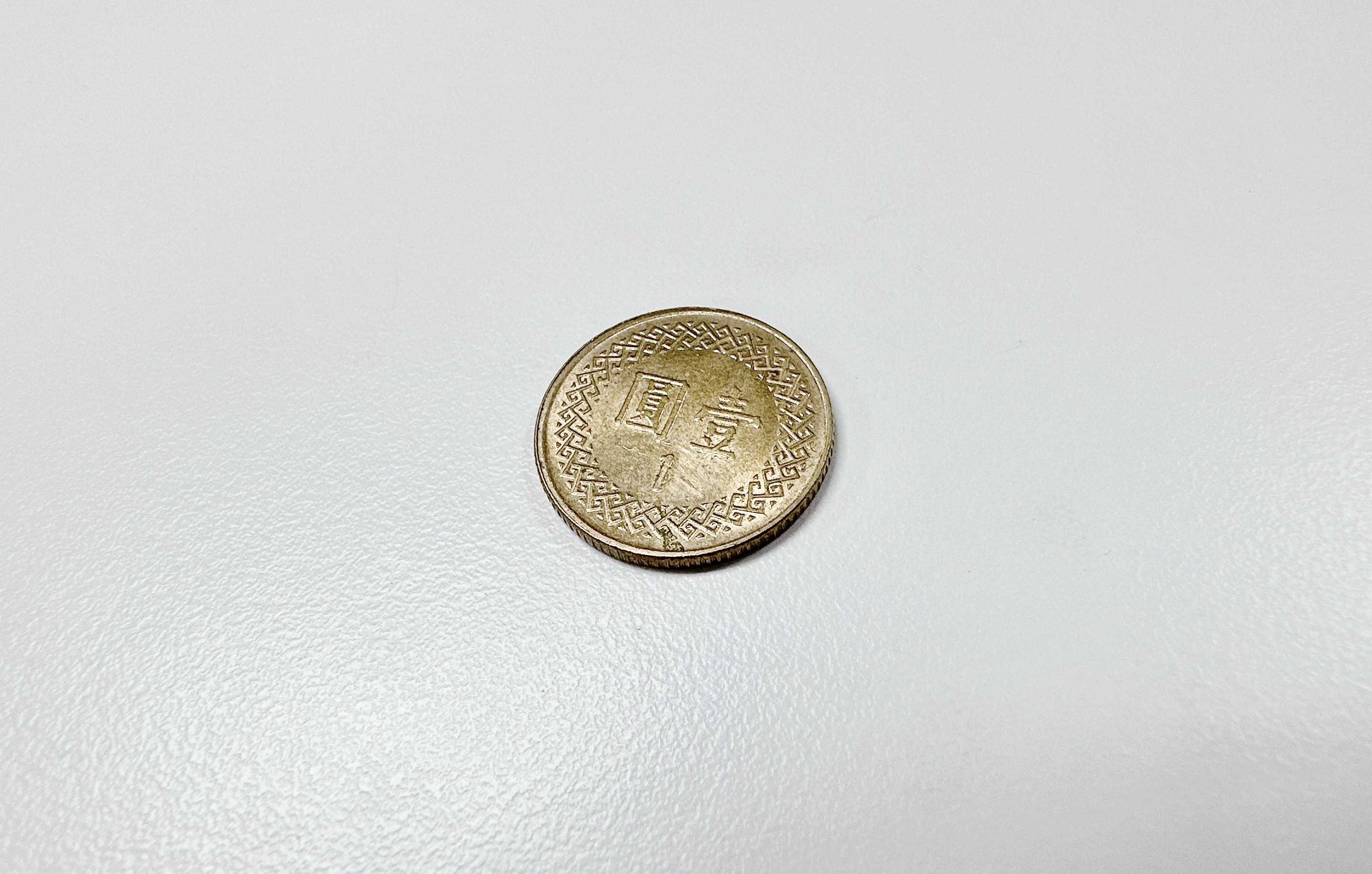 小王主動向人夫告知與其妻不倫，因此人夫只讓他賠償1元和解。（示意圖，讀者提供）