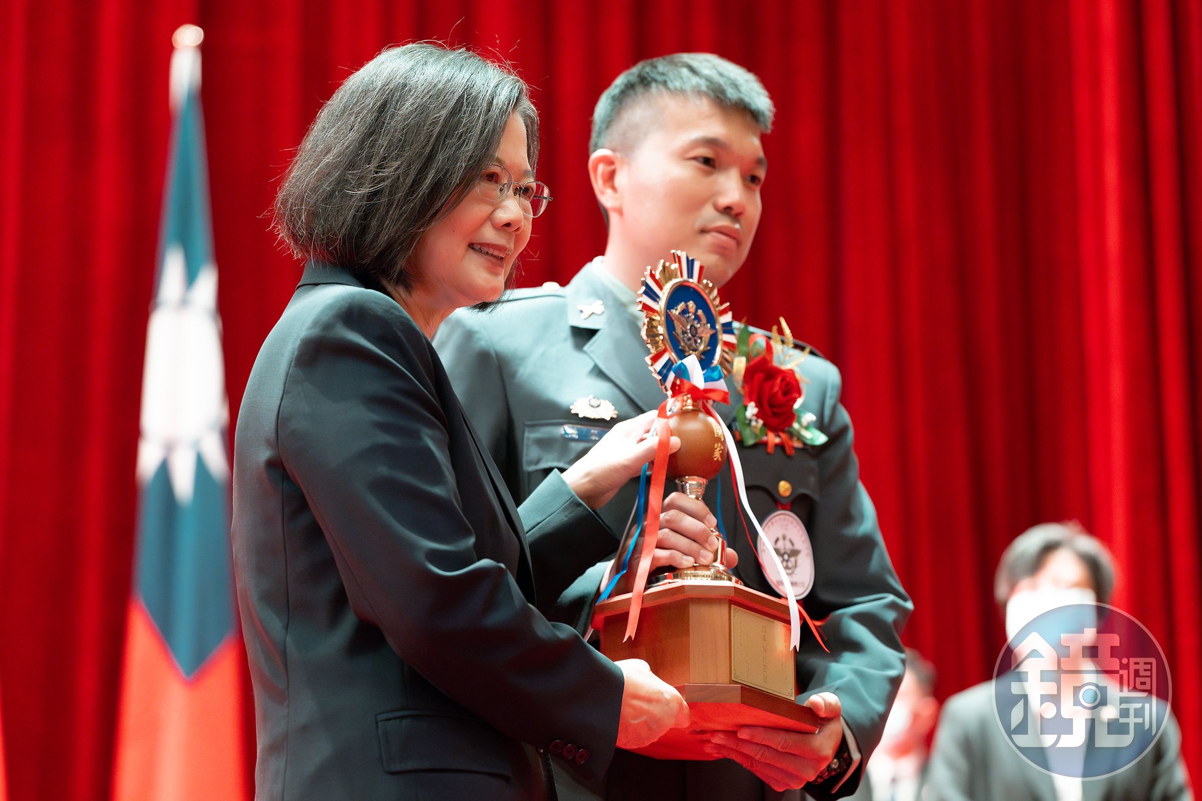 蔡英文出席112年軍人節暨全民國防教育日表揚活動，頒獎給國軍楷模、敬軍模範等。（總統府提供）