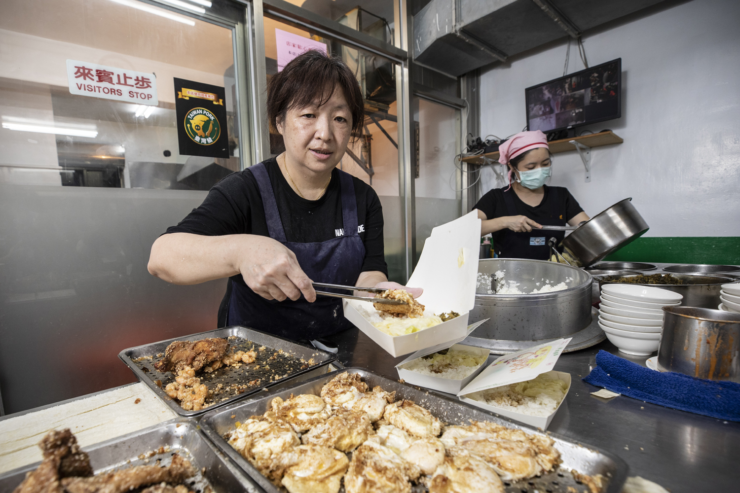 原為補教老師的李玉潔，16年前在眾人詫異下離職，跟丈夫一起接手天天鮮排骨飯。