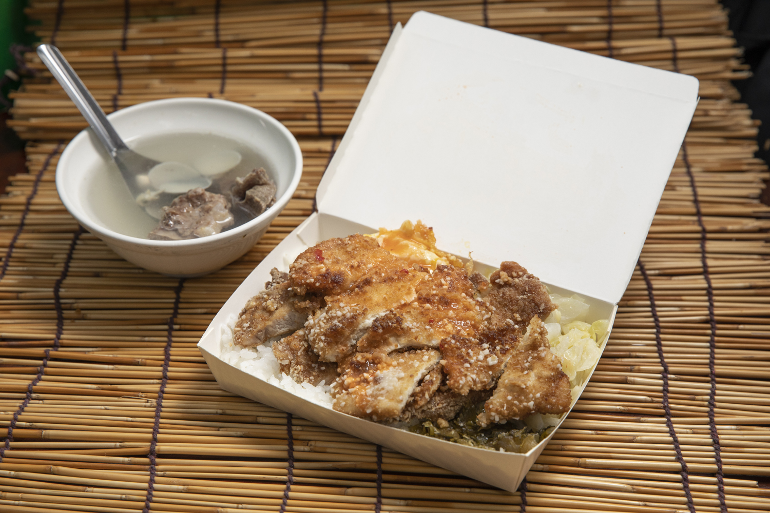 天天鮮排骨飯離崁仔頂魚市近,排骨魚排飯使用的是魚是用生魚片等級的旗魚,現點現炸。
