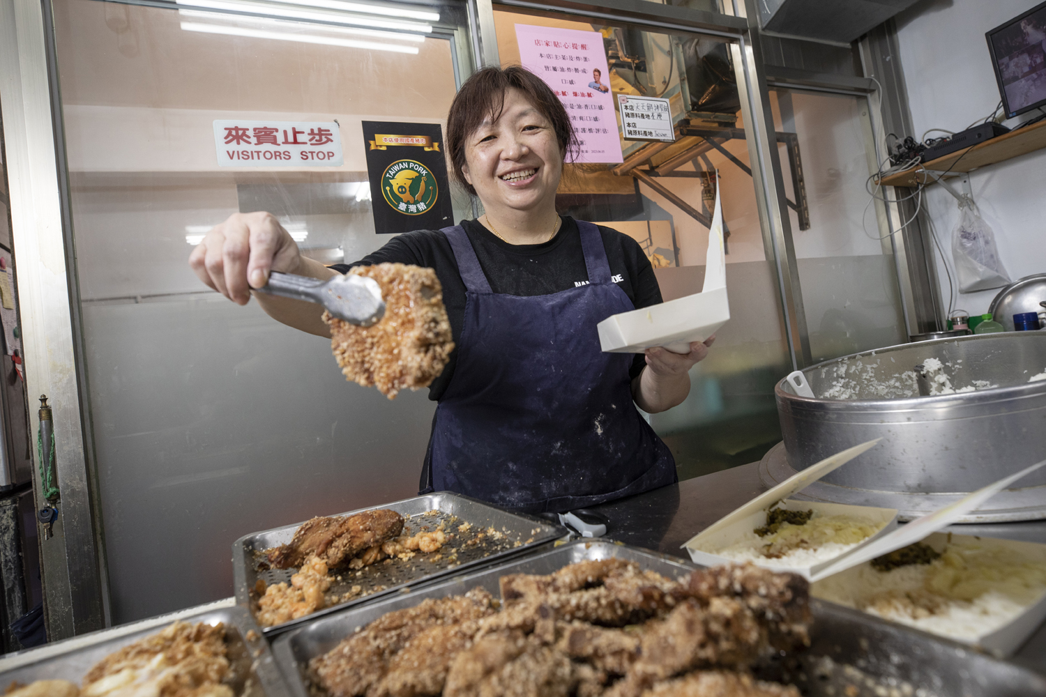 原為補教老師的李玉潔，16年前在眾人詫異下離職，跟丈夫一起接手天天鮮排骨飯。