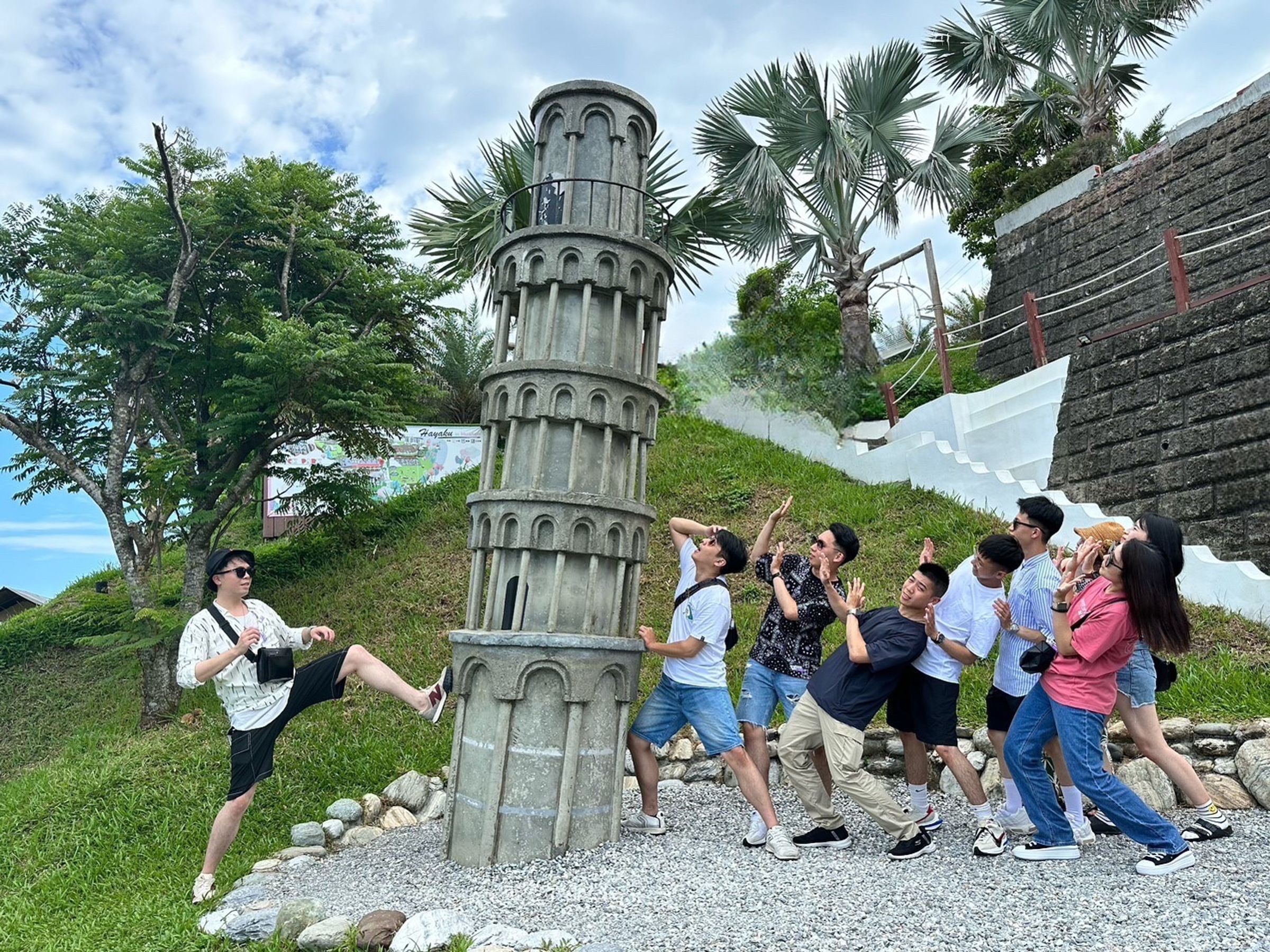 永慶房屋帶員工暢玩台灣各地,永慶人也展現出拍照打卡的創意,快樂擁抱工作與生活平衡。