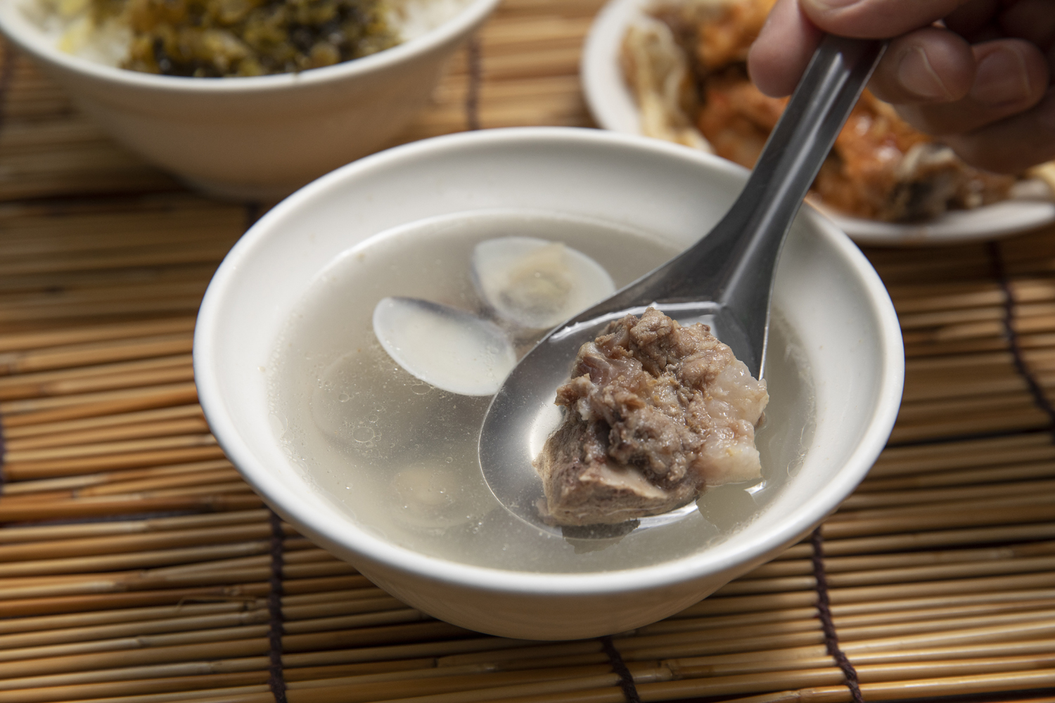 豬骨湯加入蛤蠣,喝來爽口鮮甜,搭配炸物主食,可以減輕油膩感。