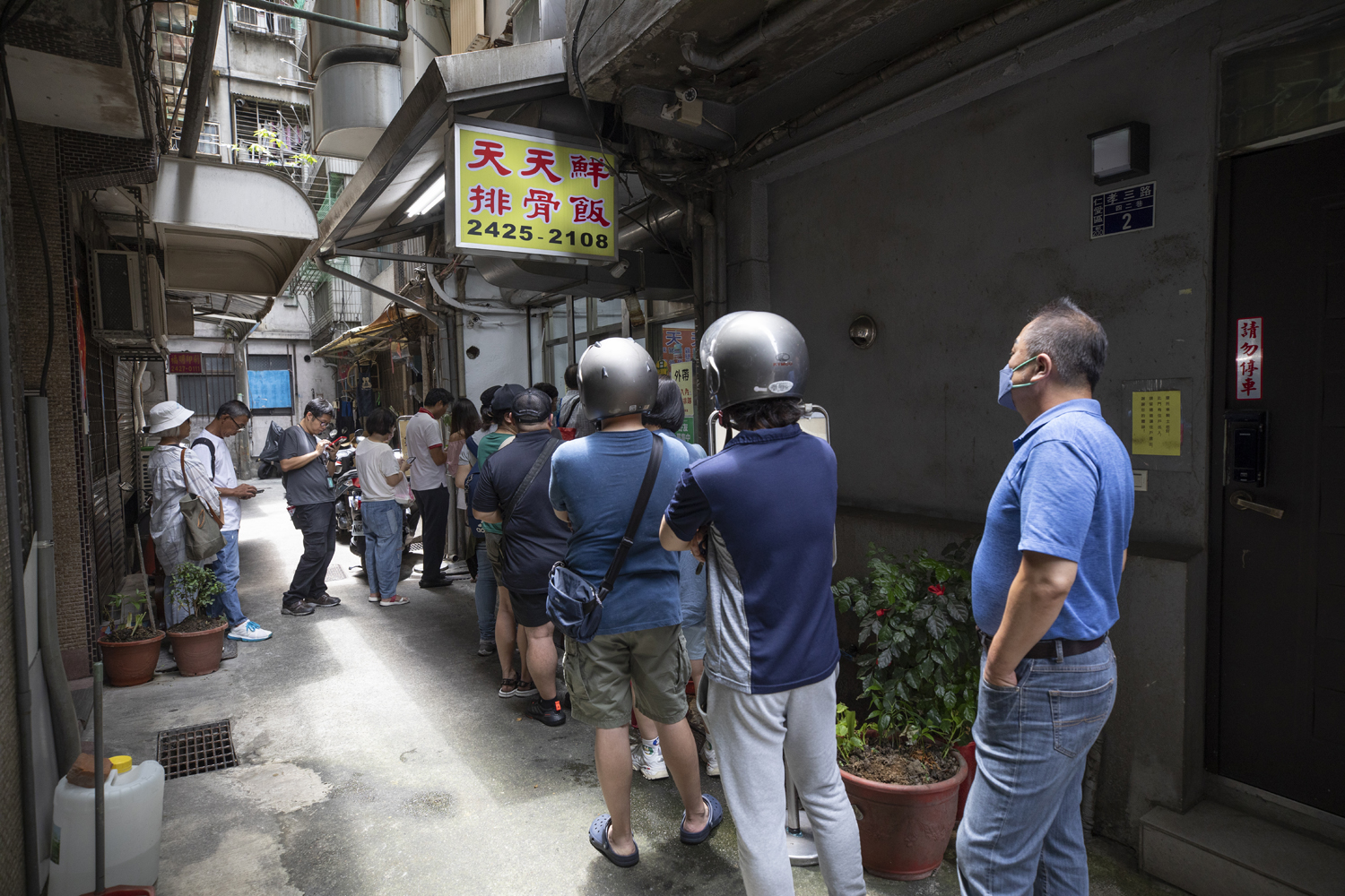 天天鮮排骨飯是基隆名店,原本就很受歡迎,戲劇加持下,排隊人龍愈來愈長。