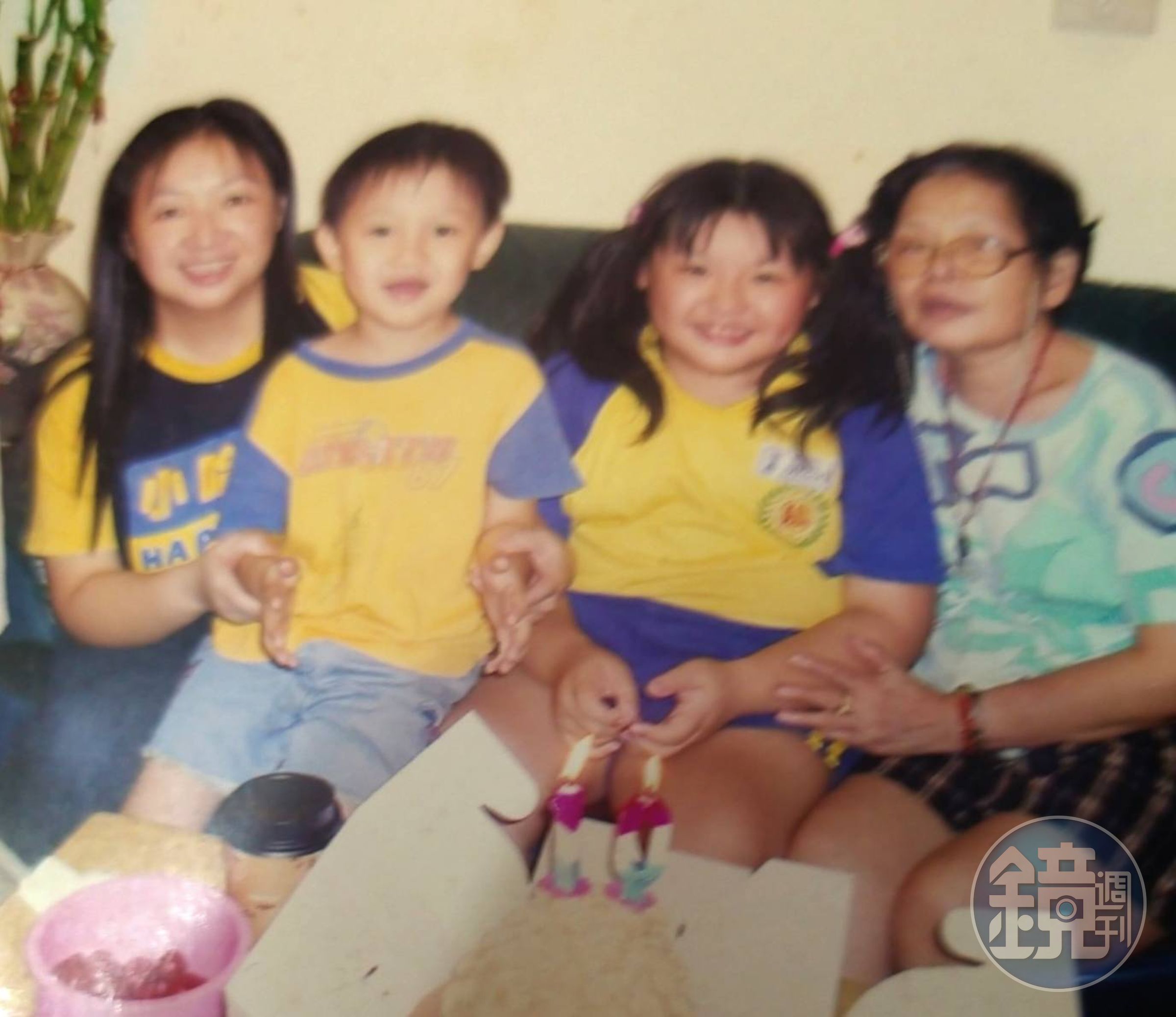 李玉潔（左）和婆婆陳周美子（右）感情很好，當年是婆婆手把手教學醃、炸排骨。（李玉潔提供）