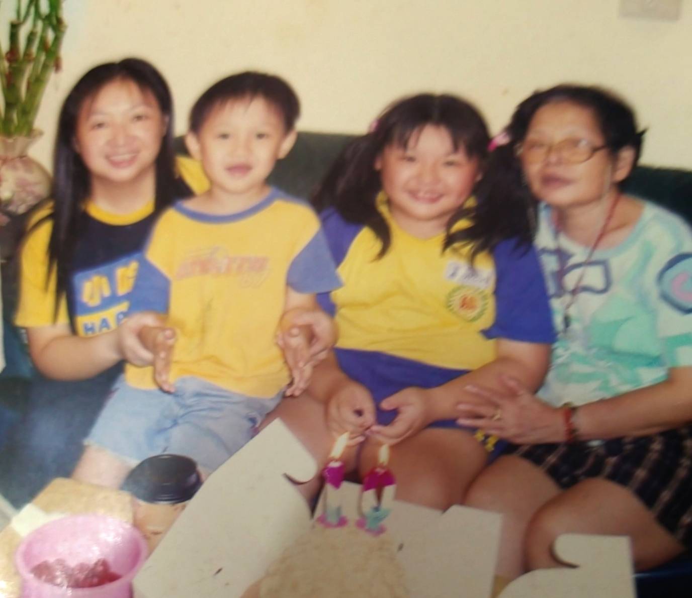 李玉潔(左)和婆婆陳周美子(右)感情很好,當年是婆婆手把手教學醃、炸排骨。(李玉潔提供)