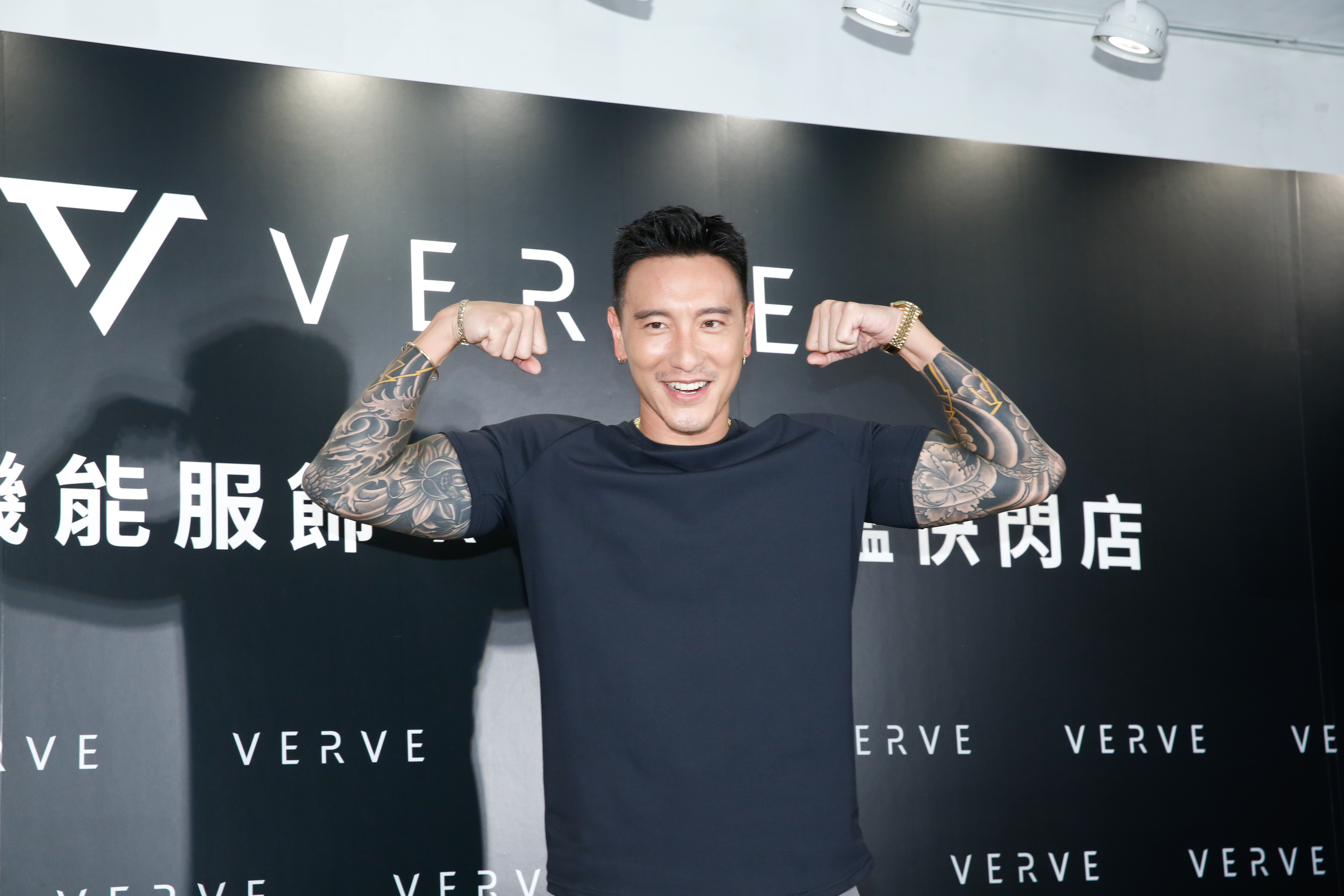 出場時王陽明對著鏡頭擺出大力士姿態，看似對媒體追問已有所準備。