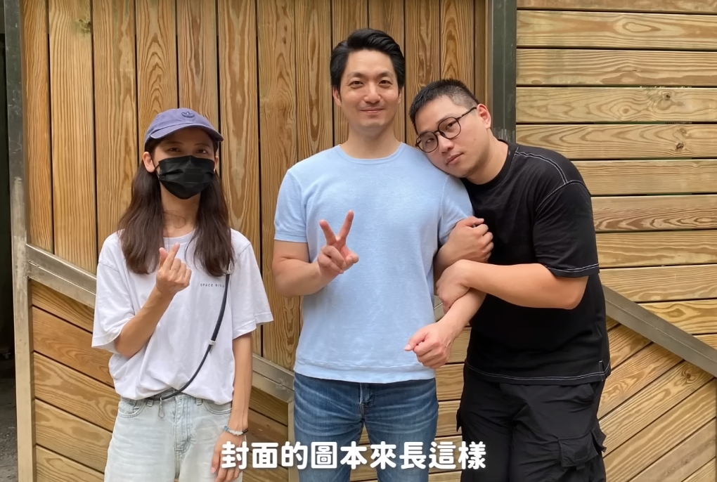 擁有114萬粉絲訂閱的「許伯&簡芝—倉鼠人」日前一支和台北市動物園的合作影片，封面放上與蔣萬安的摟抱，引起不少質疑。（翻攝自「許伯&簡芝—倉鼠人」YouTube）