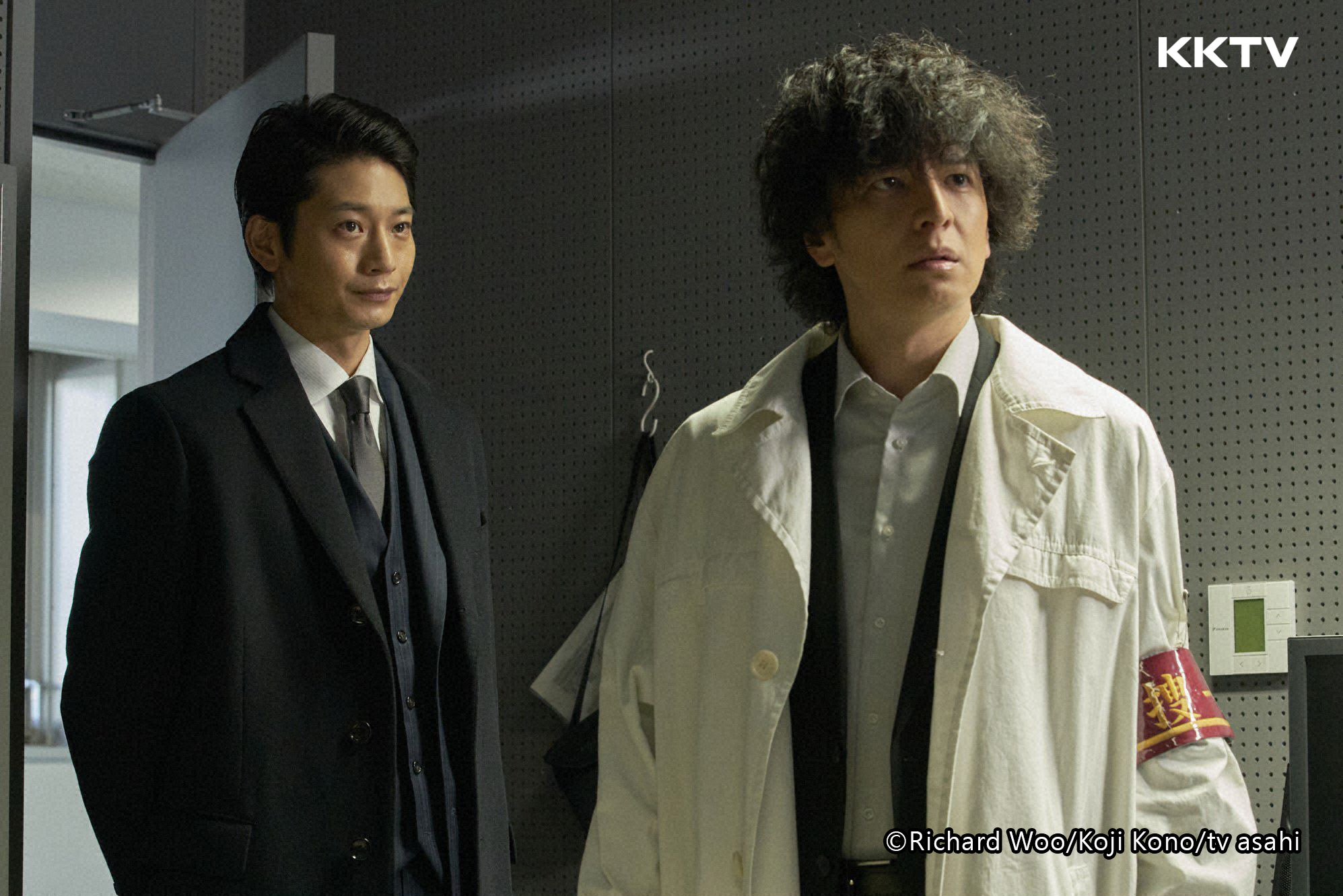 生田斗真(右)與向井理睽違13年再次合作,默契不變。(KKTV提供)
