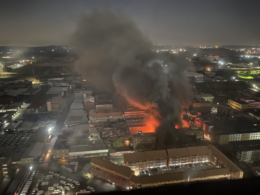 南非公宅發生嚴重火警!大火吞噬逼人跳窗,釀73慘死52傷。(翻自推特)