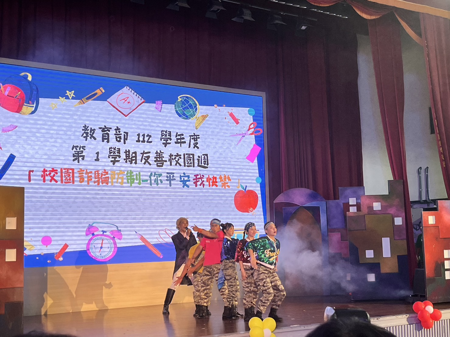 教育部邀請紙風車劇團，以戲劇方式讓學生在歡樂中認識常見詐騙手法及話術。（教育部與刑事局提供）