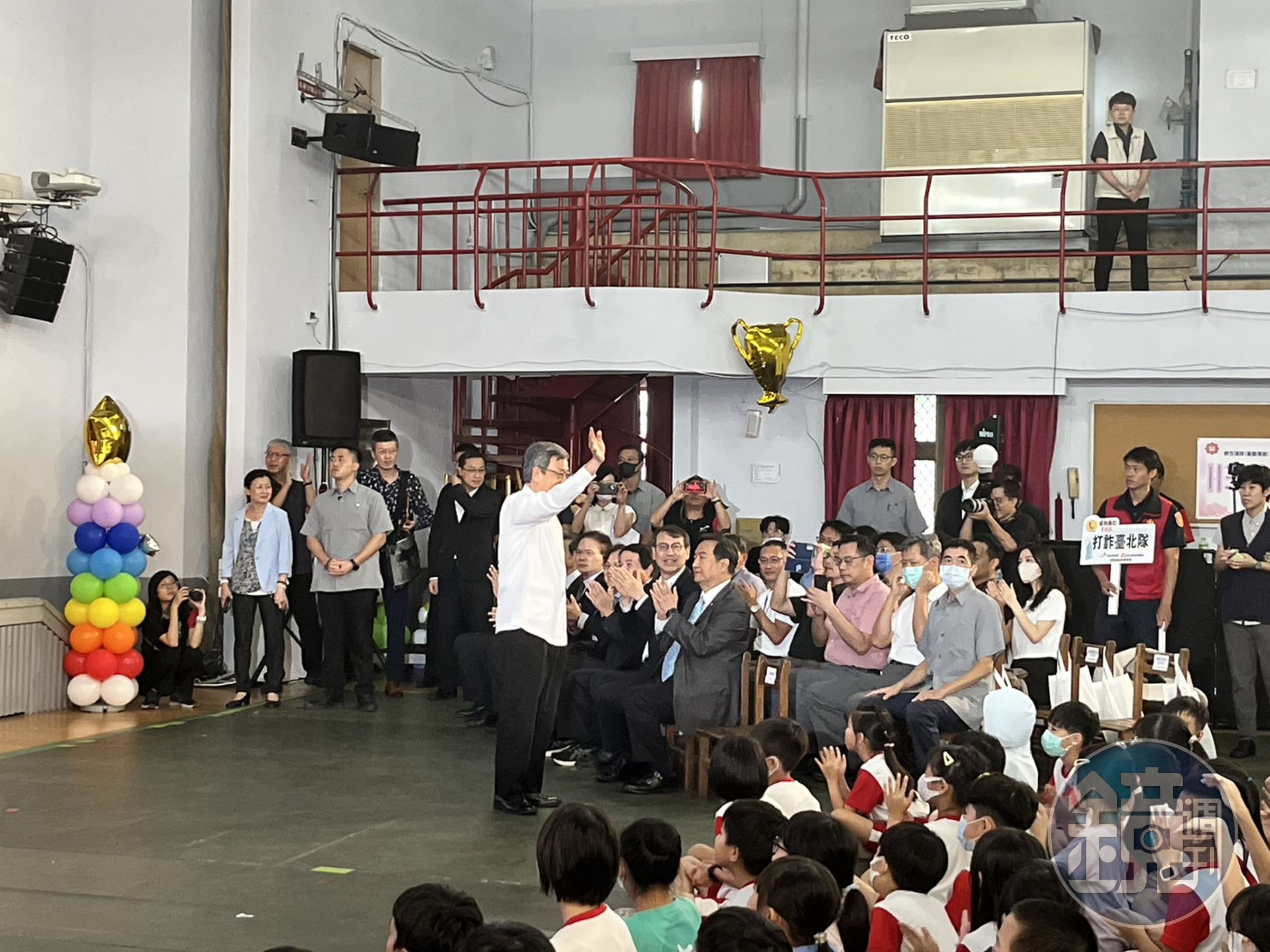 行政院院長陳建仁(中)親自入班宣導與全校學生互動交流。(教育部與刑事局提供)