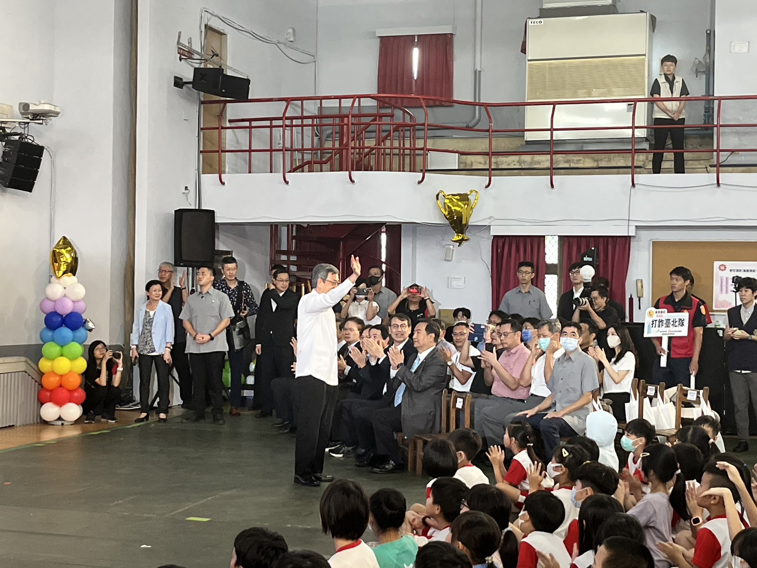 行政院院長陳建仁(中)親自入班宣導與全校學生互動交流。(教育部與刑事局提供)