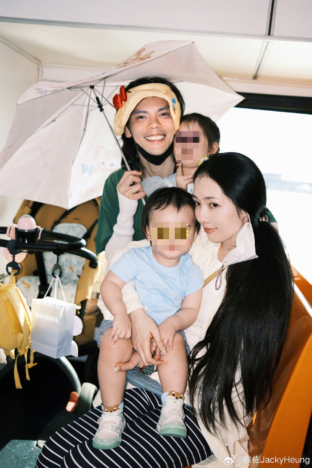 向佐近期不時把一家四口出遊照片放上網上,看來溫馨又幸福。(翻攝自向佐微博)