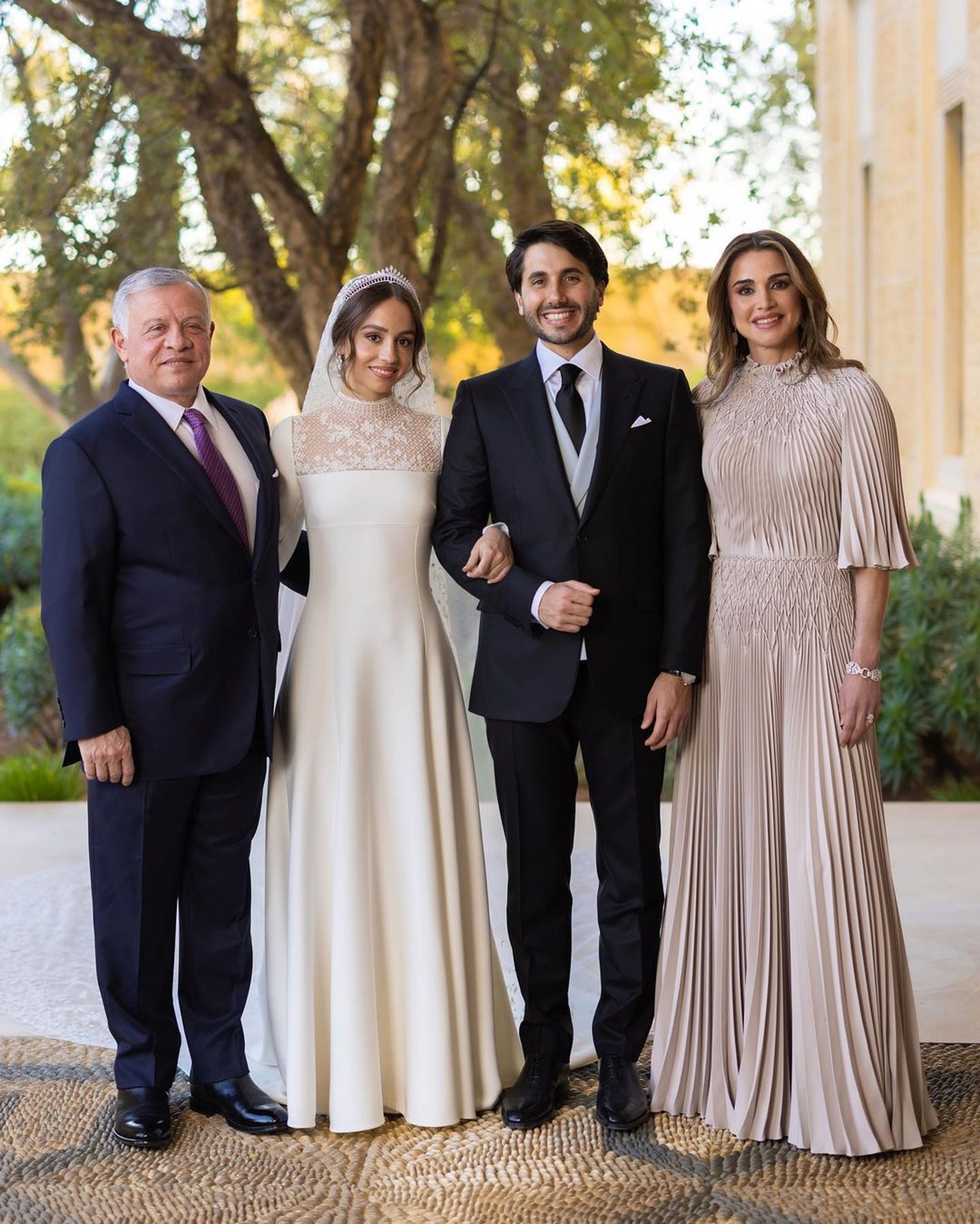 伊曼公主(左二)今年3月嫁給紐約金融才俊Jameel Thermiotis(右二)。(翻攝queenrania IG)
