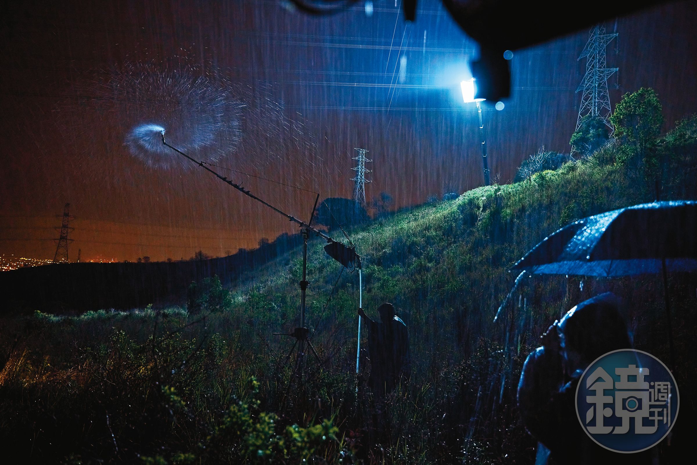 由現場特效組負責的雨效，對於造雨的雨絲、燈光等相當講究。（華映提供）