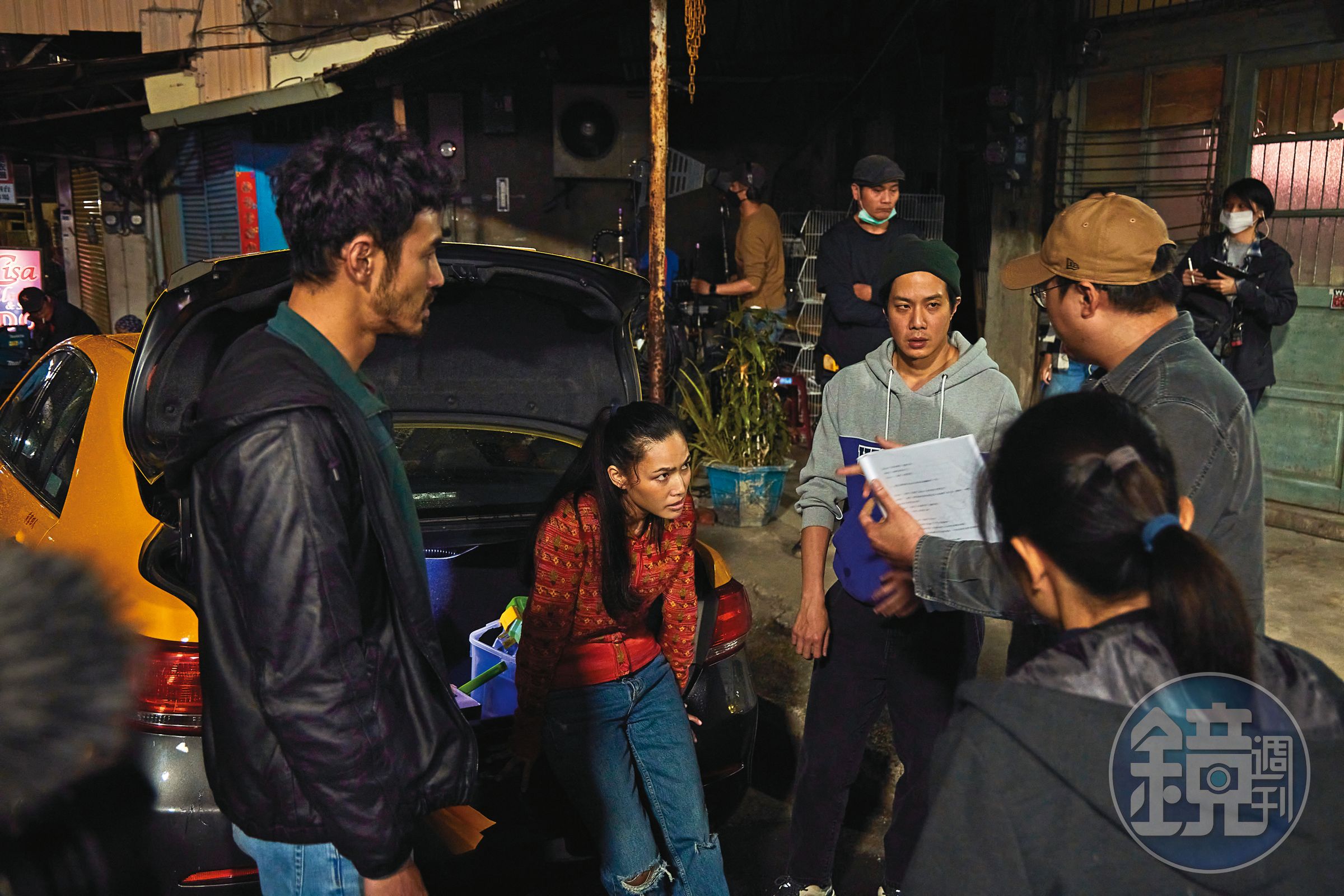 阮經天（左起）、Sajee Apiwong、薛仕凌與導演曾英庭在現場討論。（華映提供）