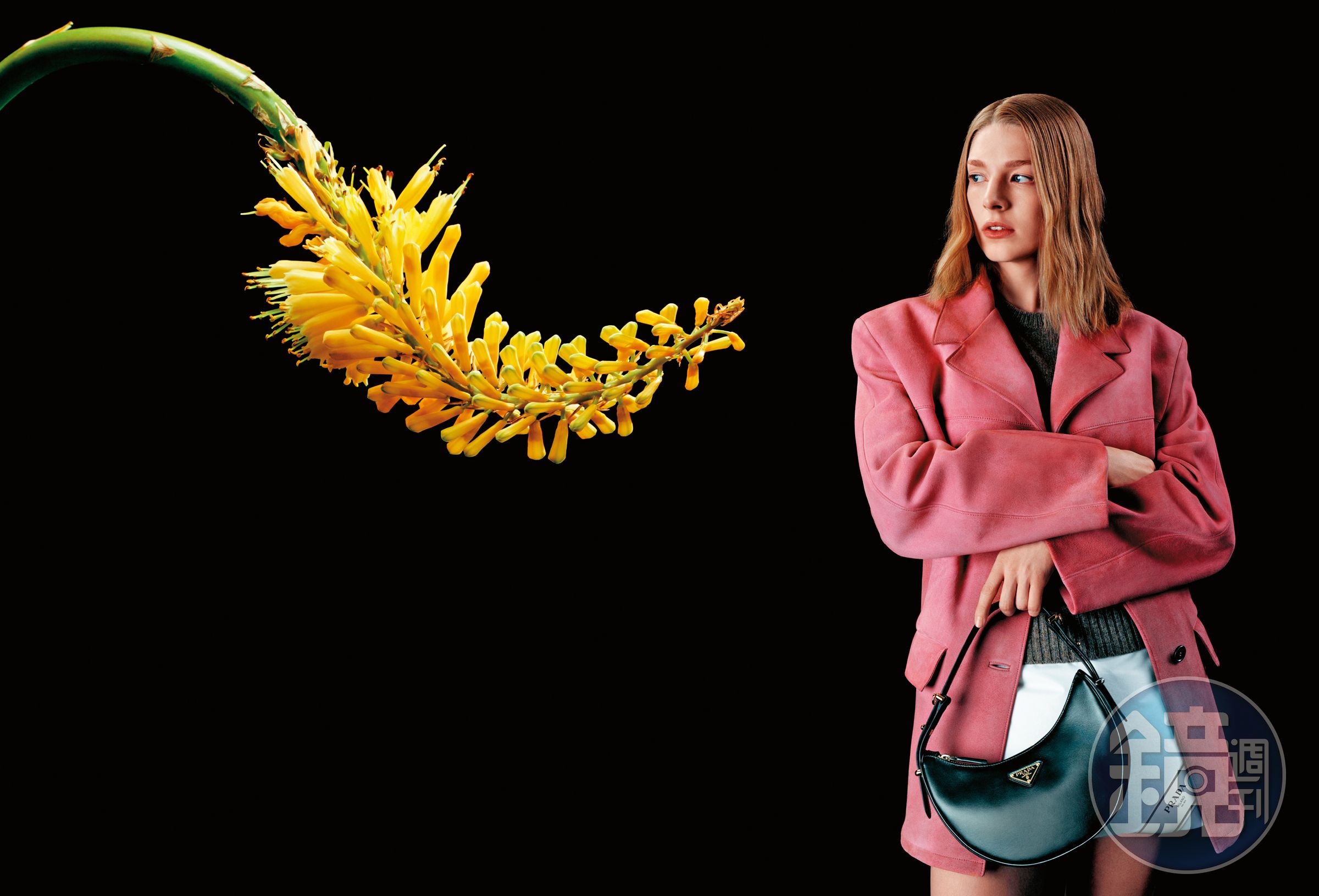PRADA Arqué包款以流暢的曲線重新演繹經典造型。黑色Arqué包 NT$74,000（PRADA提供）