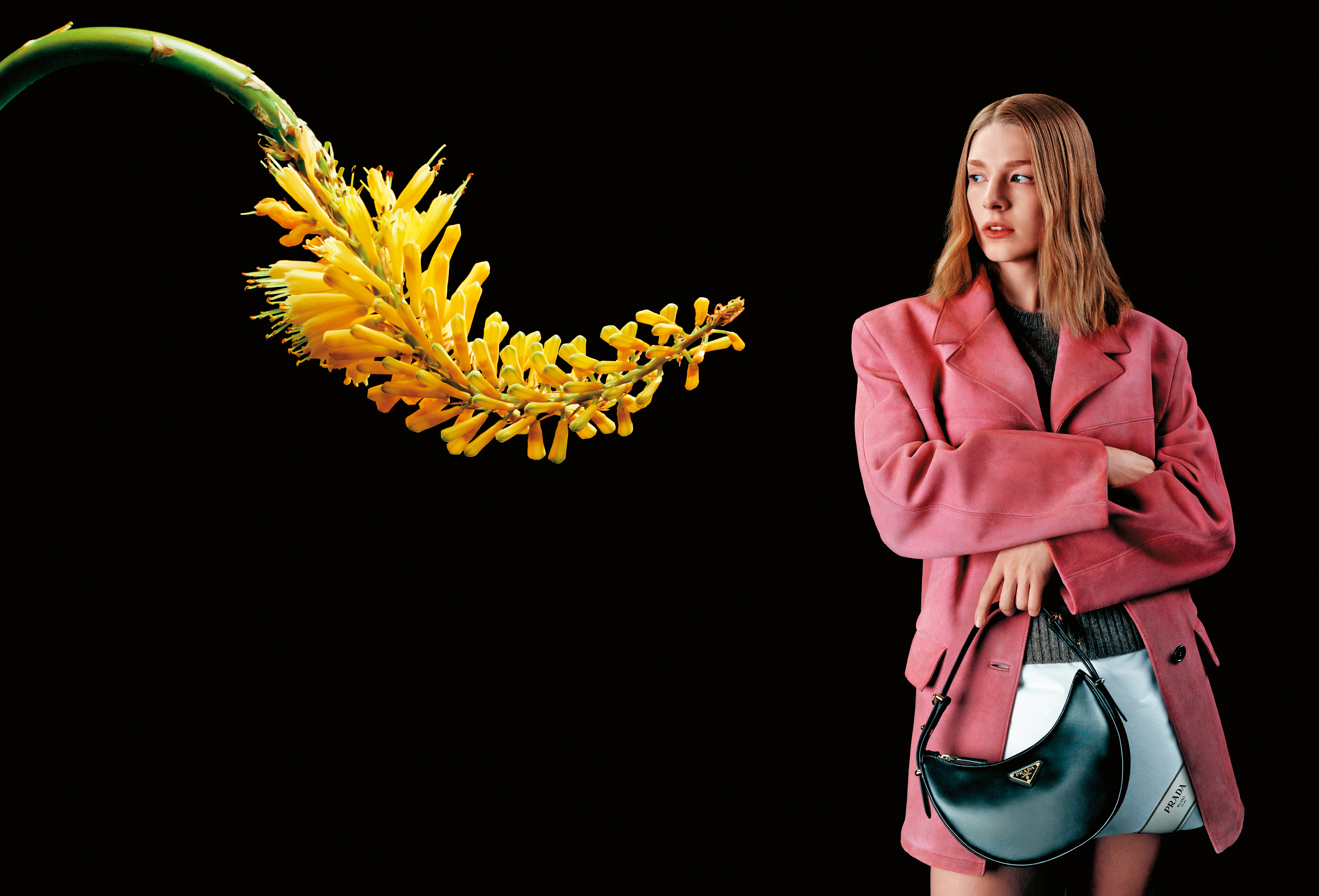 PRADA Arqué包款以流暢的曲線重新演繹經典造型。黑色Arqué包 NT$74,000（PRADA提供）