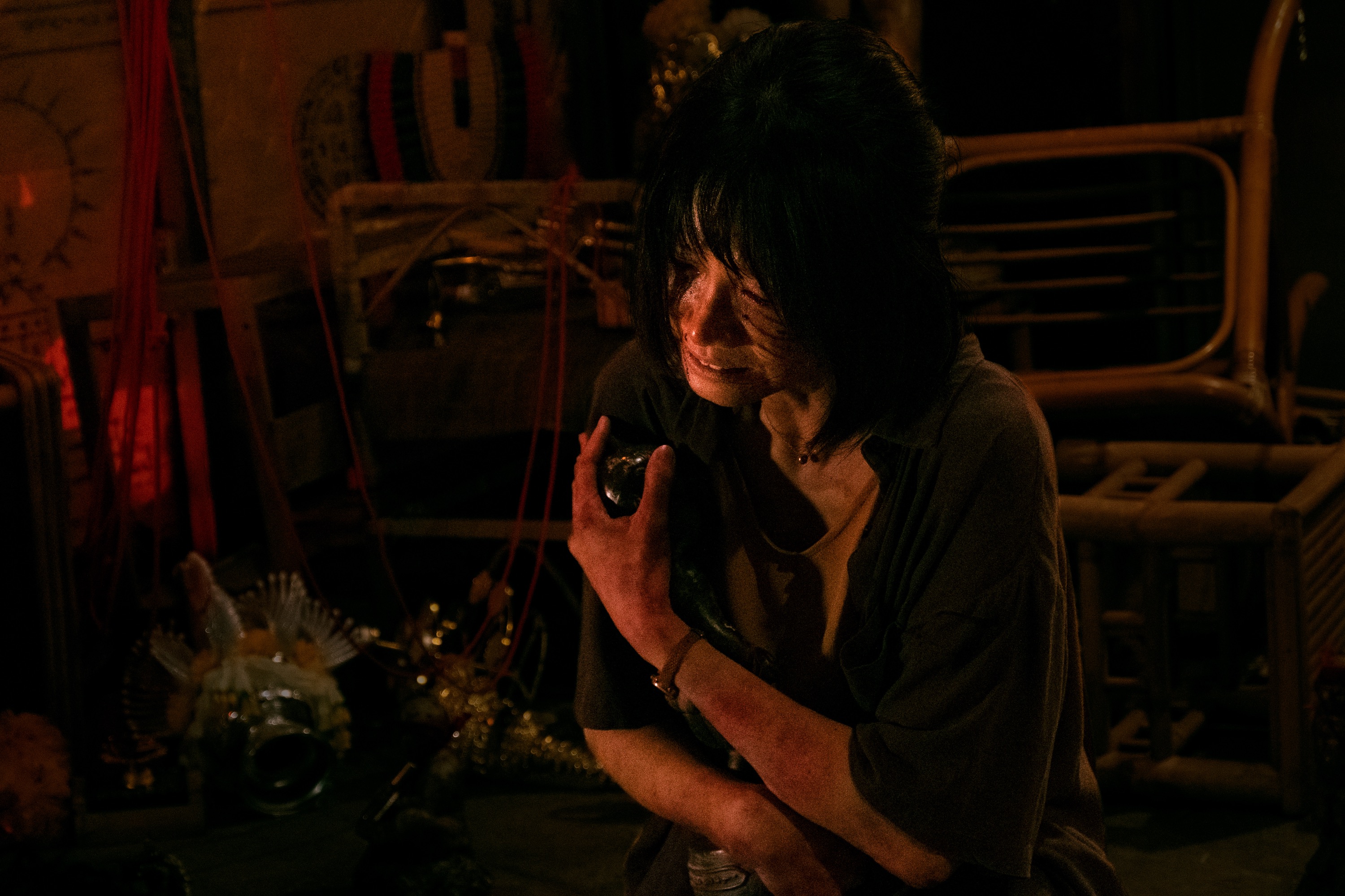 吳奕蓉在片中飾演思念亡子成狂的母親，走火入魔地抱著古曼童雕像，神情詭異。（華影提供）