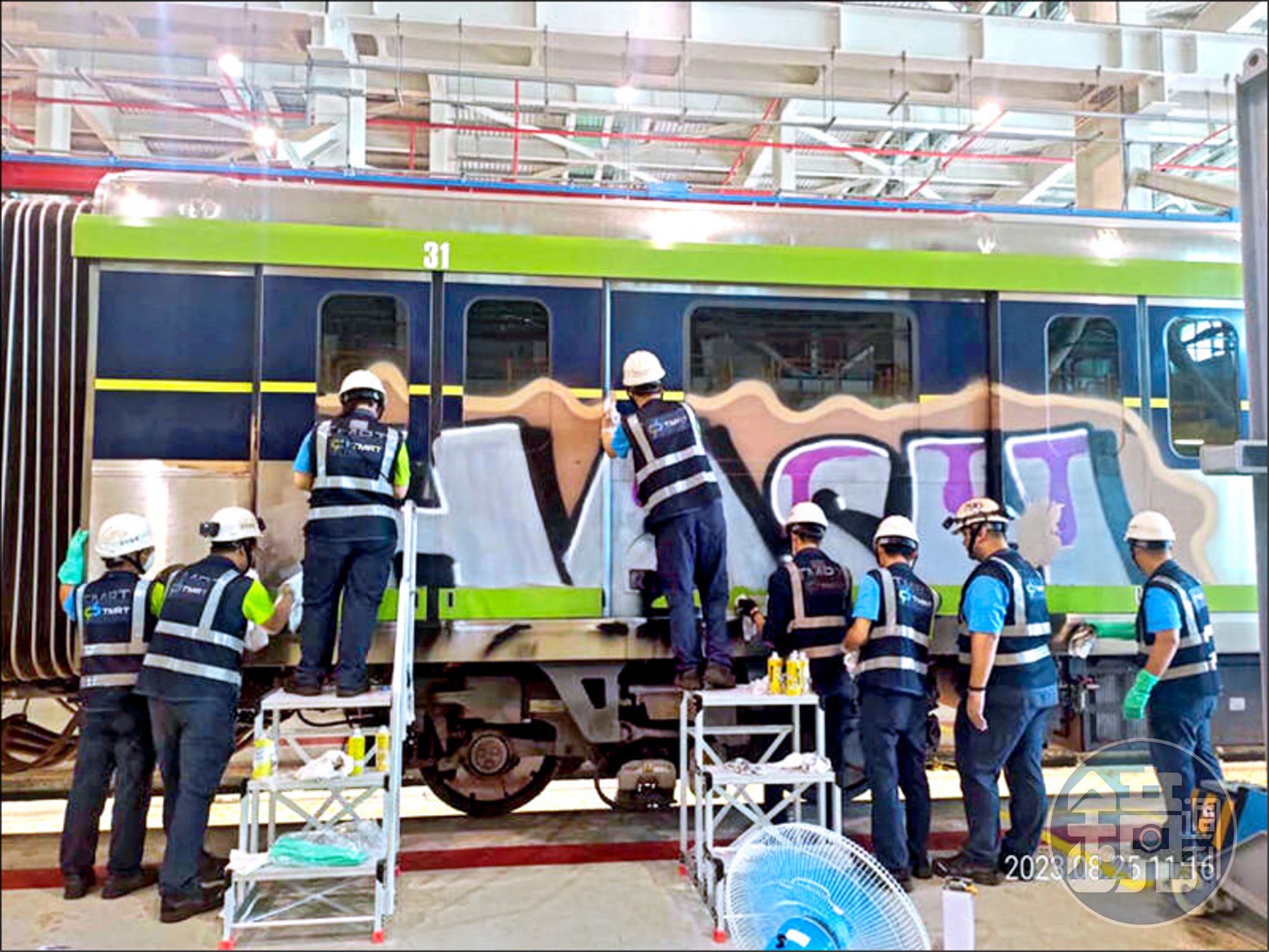 台中捷運遭兩名歐洲塗鴉客闖入，在兩節車廂大面積被噴上彩色英文字母。（中捷提供）