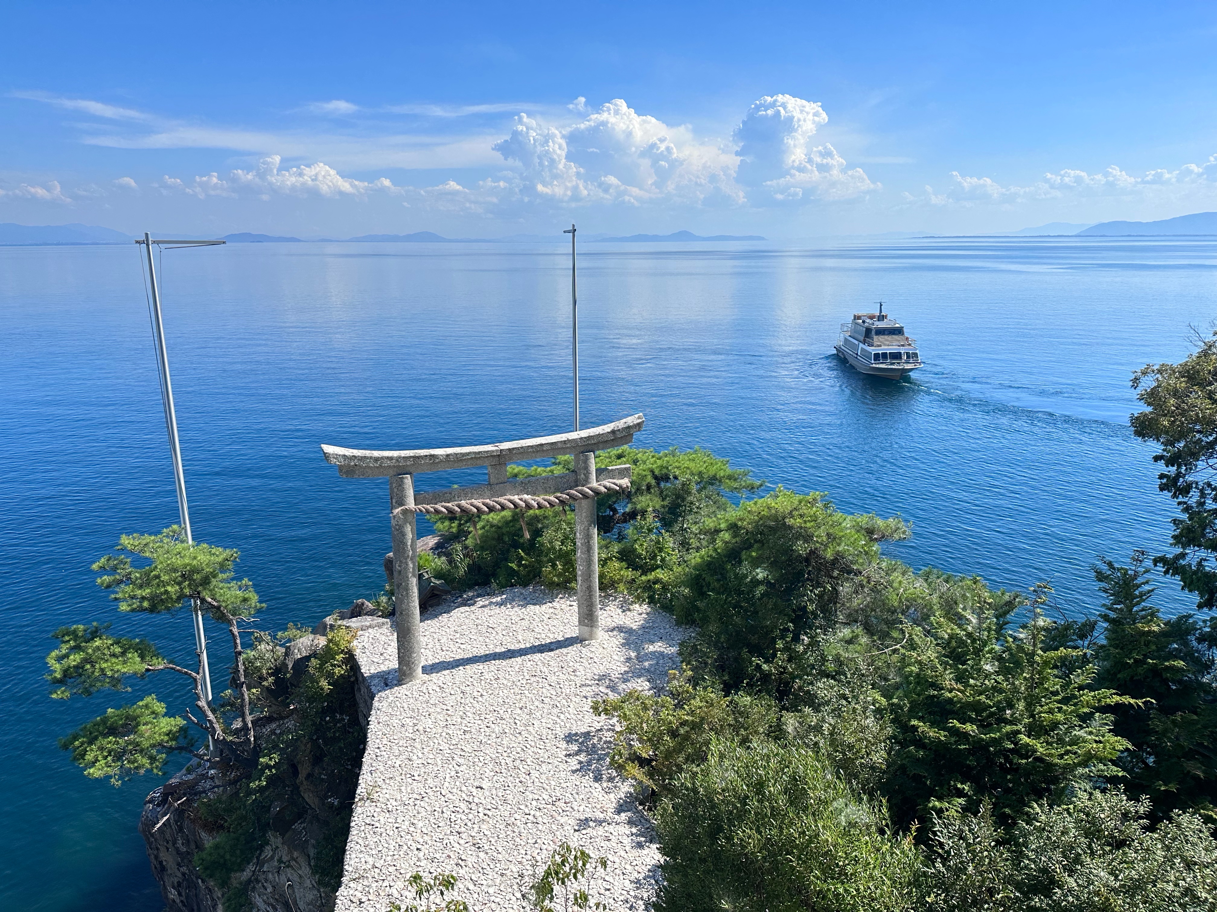 竹生島為位於琵琶湖北部的一座島嶼，可從長濱港、今津港或彥根港乘船前往。