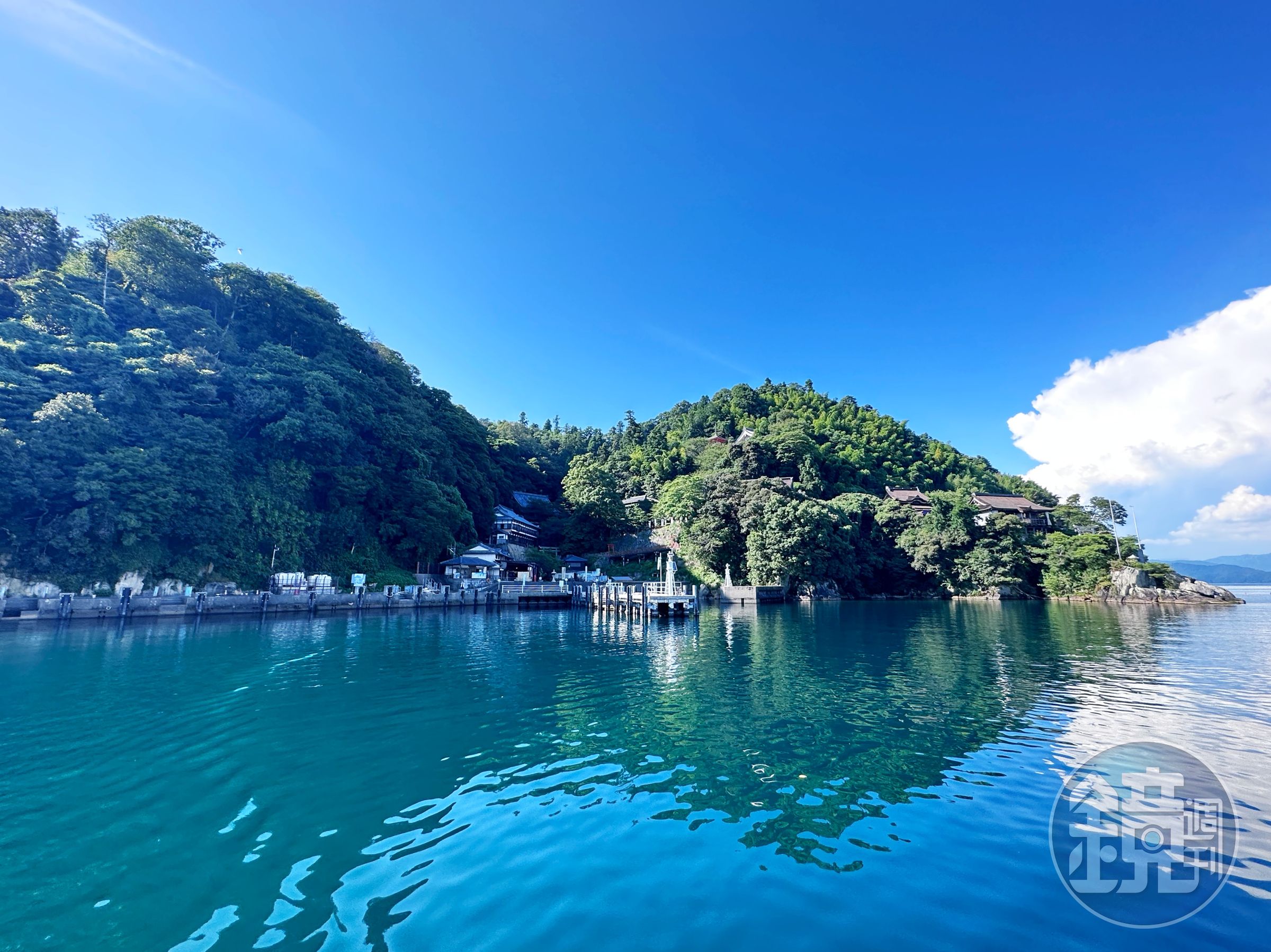 竹生島被當地人稱為諸神之島,島上佛寺與神社共存,信徒慕名而來。