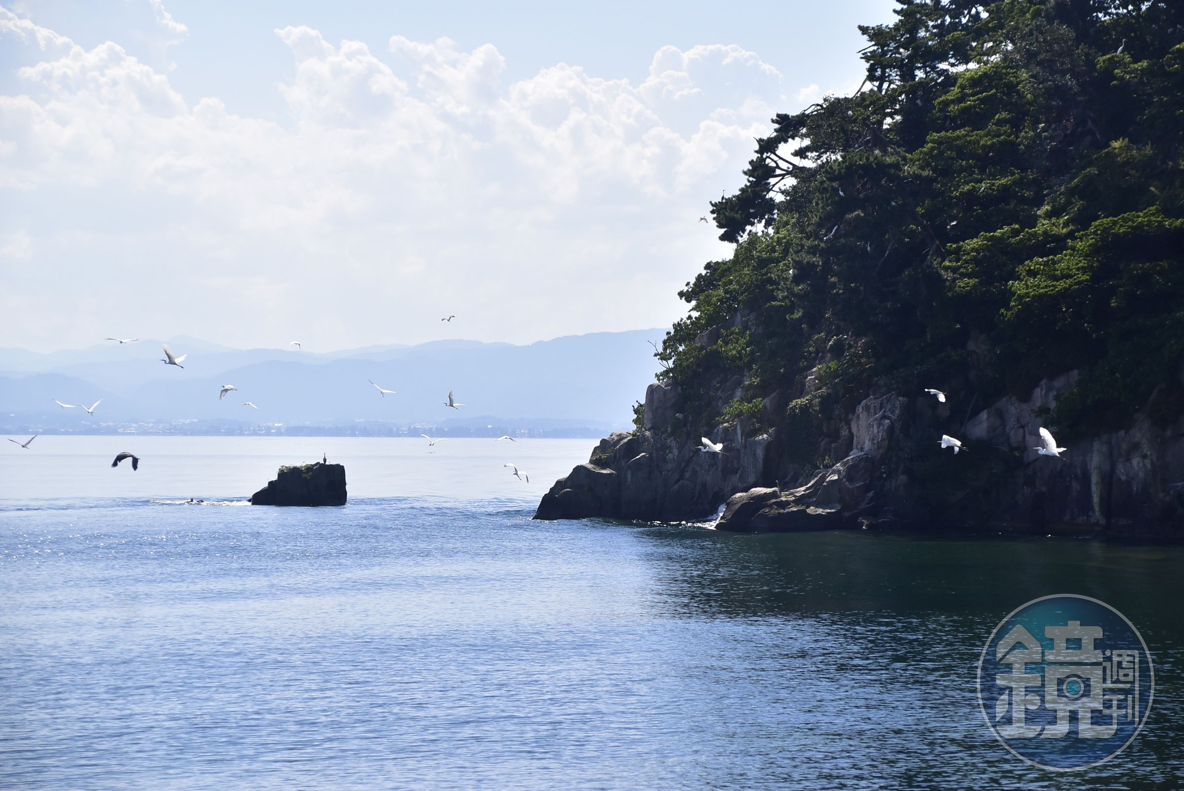 由花崗岩形成的竹生島,因翡翠綠與夕陽美景被入選為琵琶湖八景之一。