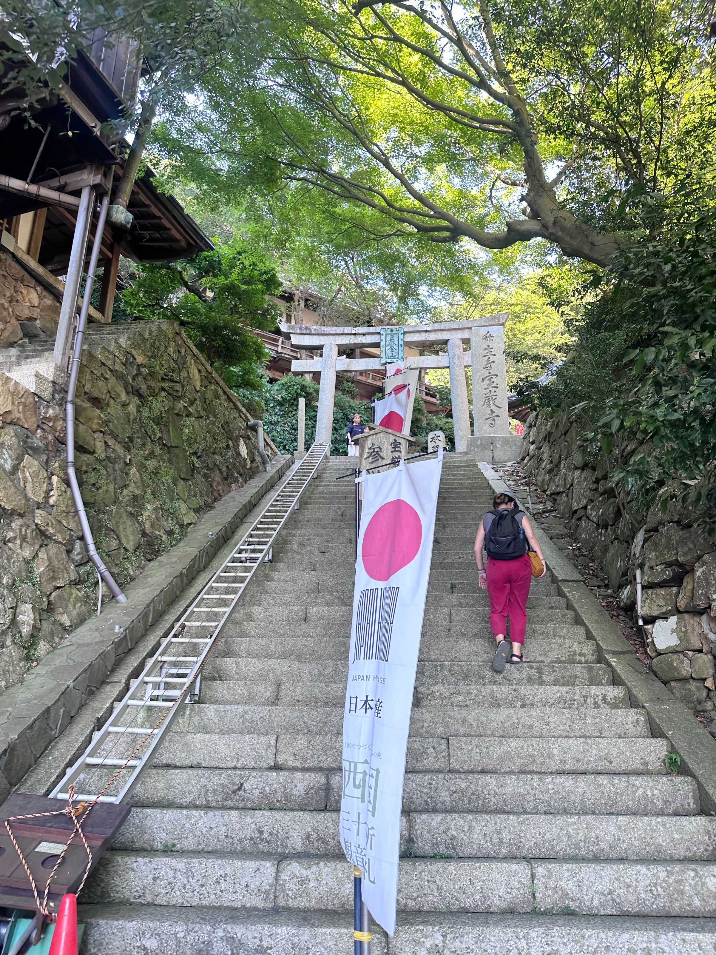 登島時需先購買參拜券,接著「165階」登階試煉正式開始。