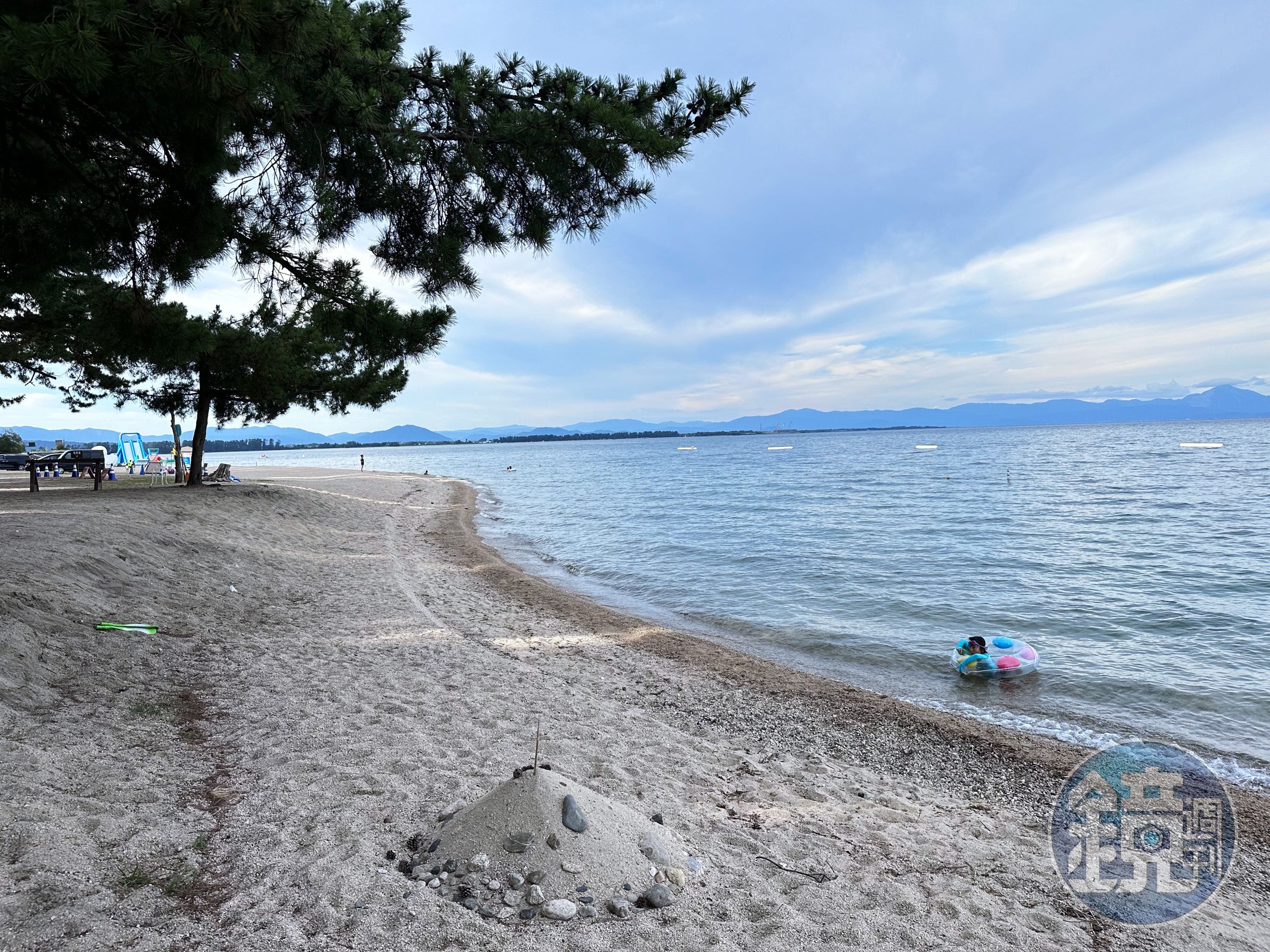 炎炎夏日跳進沁涼湖中就是最大的娛樂消遣。