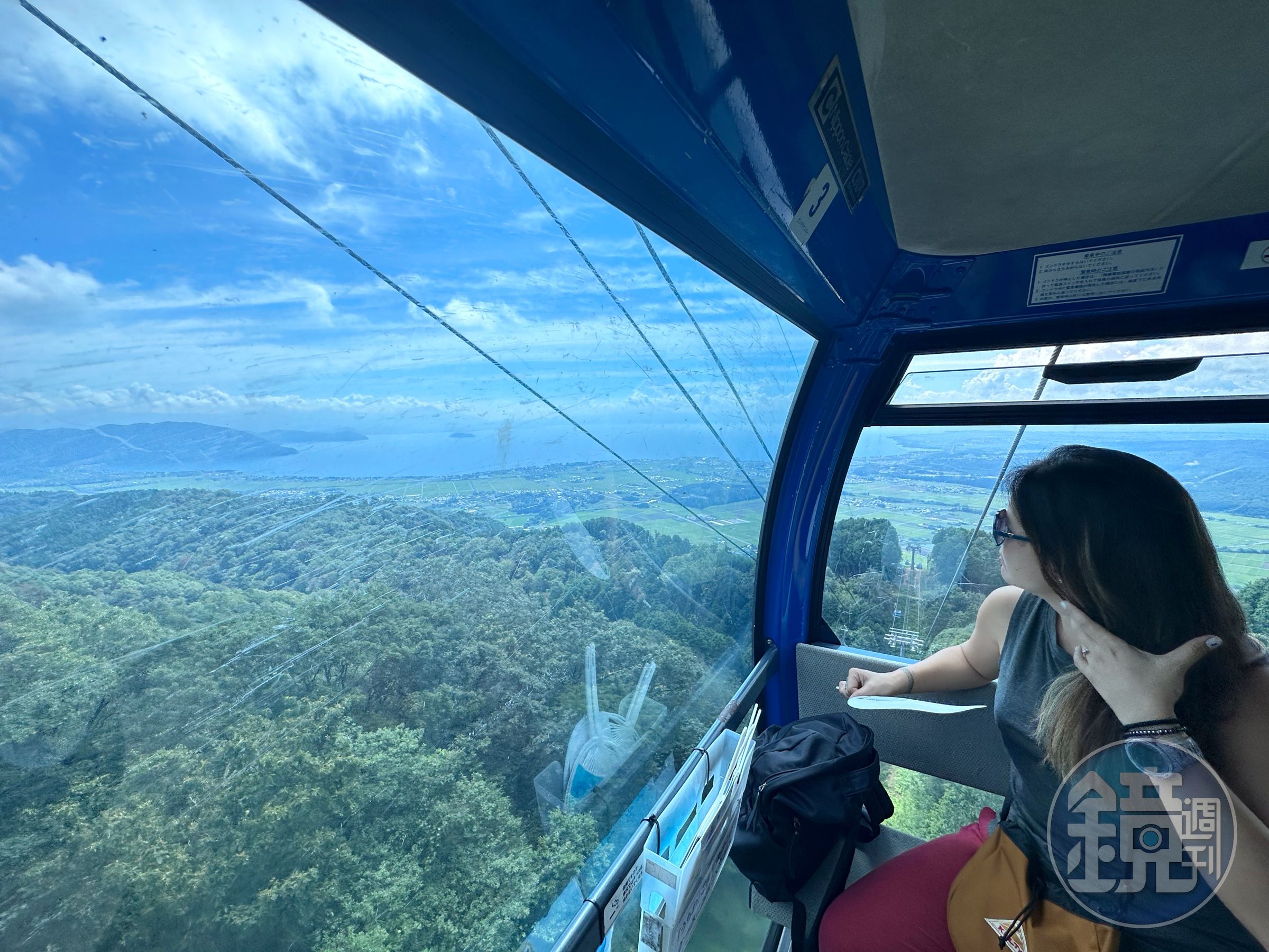 搭乘纜車上山單程約8分鐘，入場券費用含搭乘纜車來回票券。
