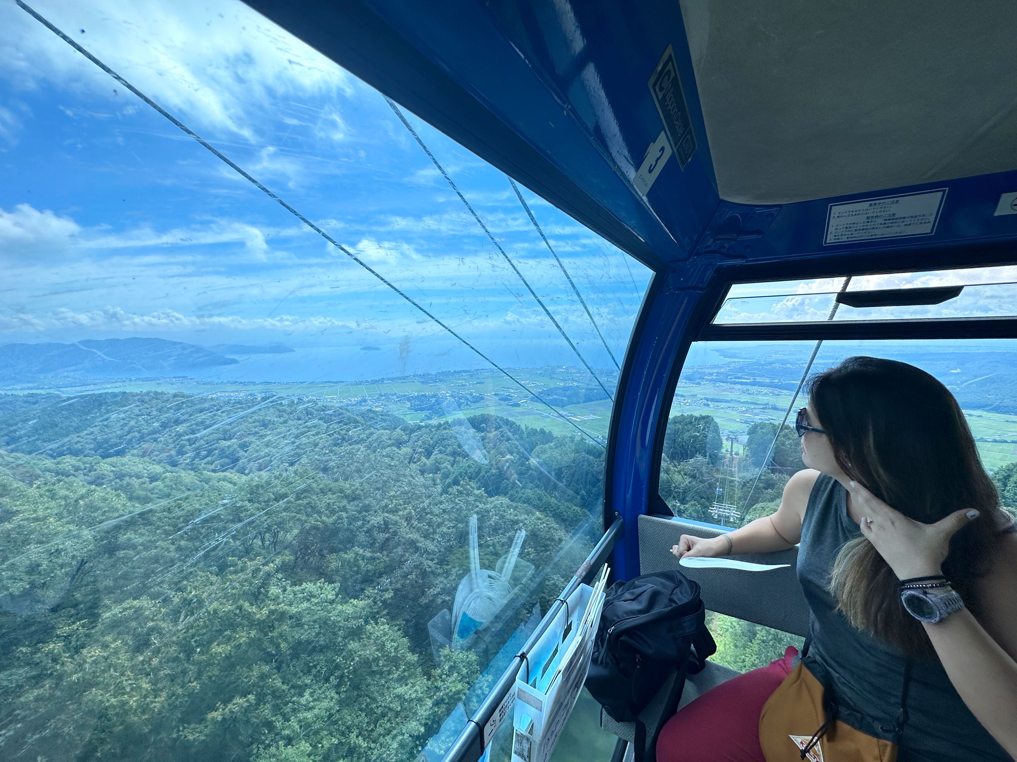 搭乘纜車上山單程約8分鐘，入場券費用含搭乘纜車來回票券。