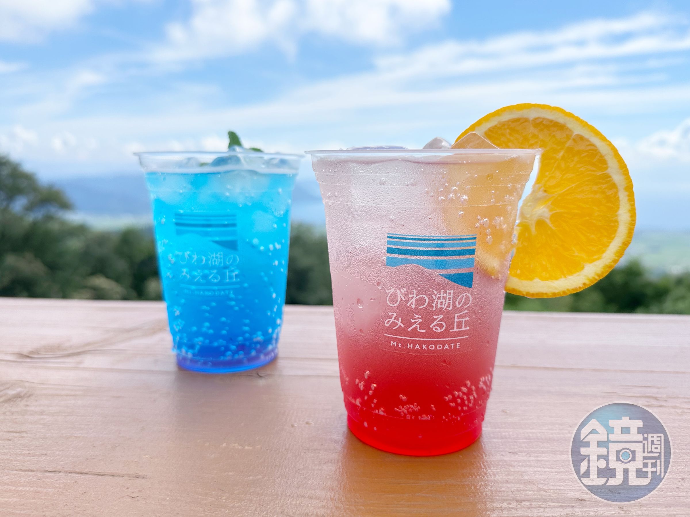 展望台旁有間貨櫃咖啡屋，可以點杯琵琶湖特調「Biwako Soda」（後）與「Sunset tonic soda」（前）。（皆600日圓／杯，約NT$131）