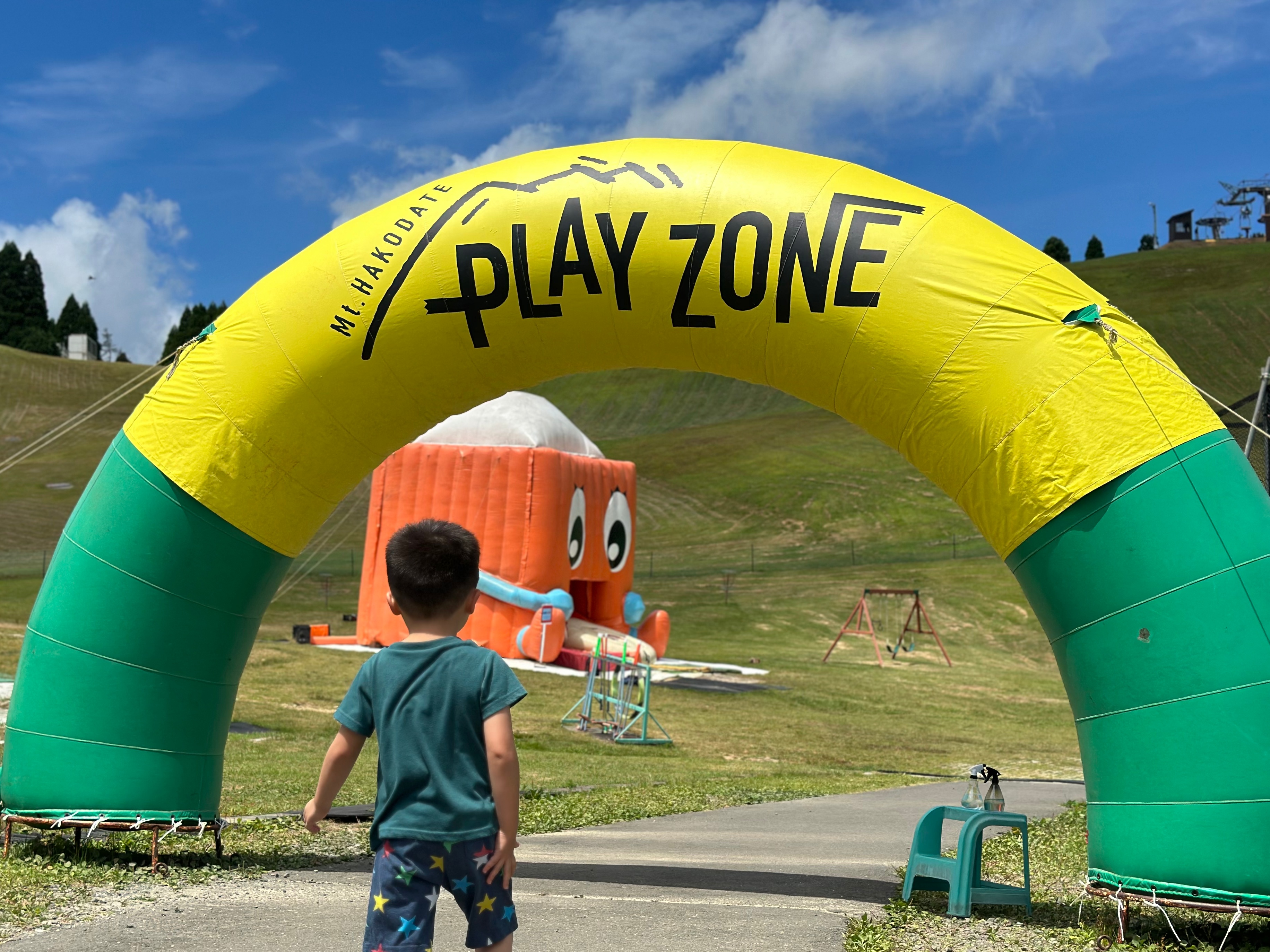 夏季限定樂園，還有期間限定的人造雪山可以消暑。