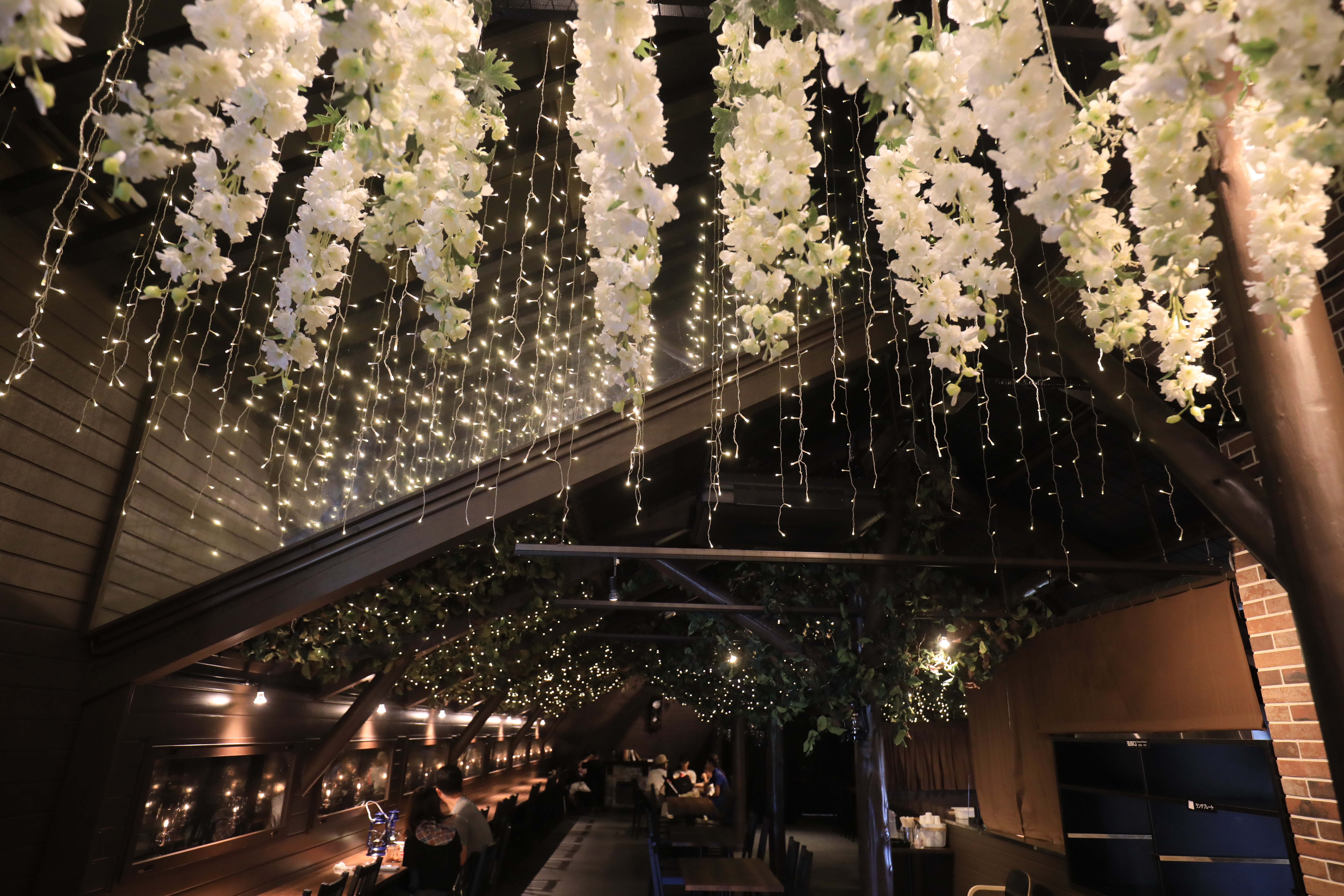 聖代專賣店「LAMP」是熱門打卡店，店內刻意營造昏暗的野營氛圍。