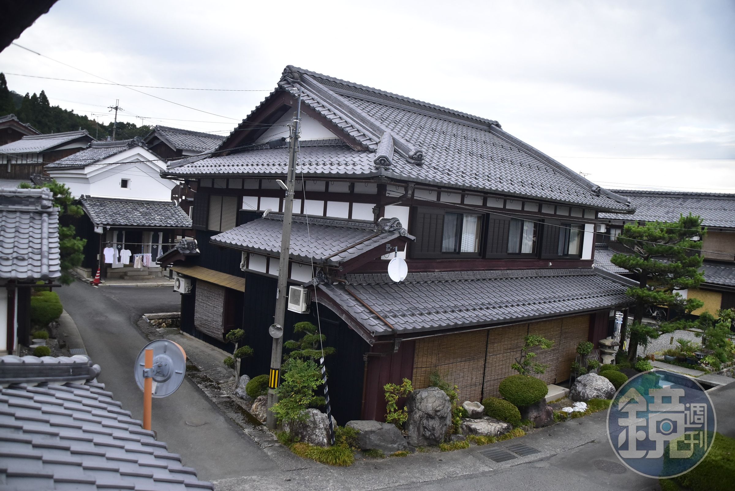 因冬季長年積雪，外牆會塗上防鏽塗料，紅咖啡色的木頭也成一大特色。