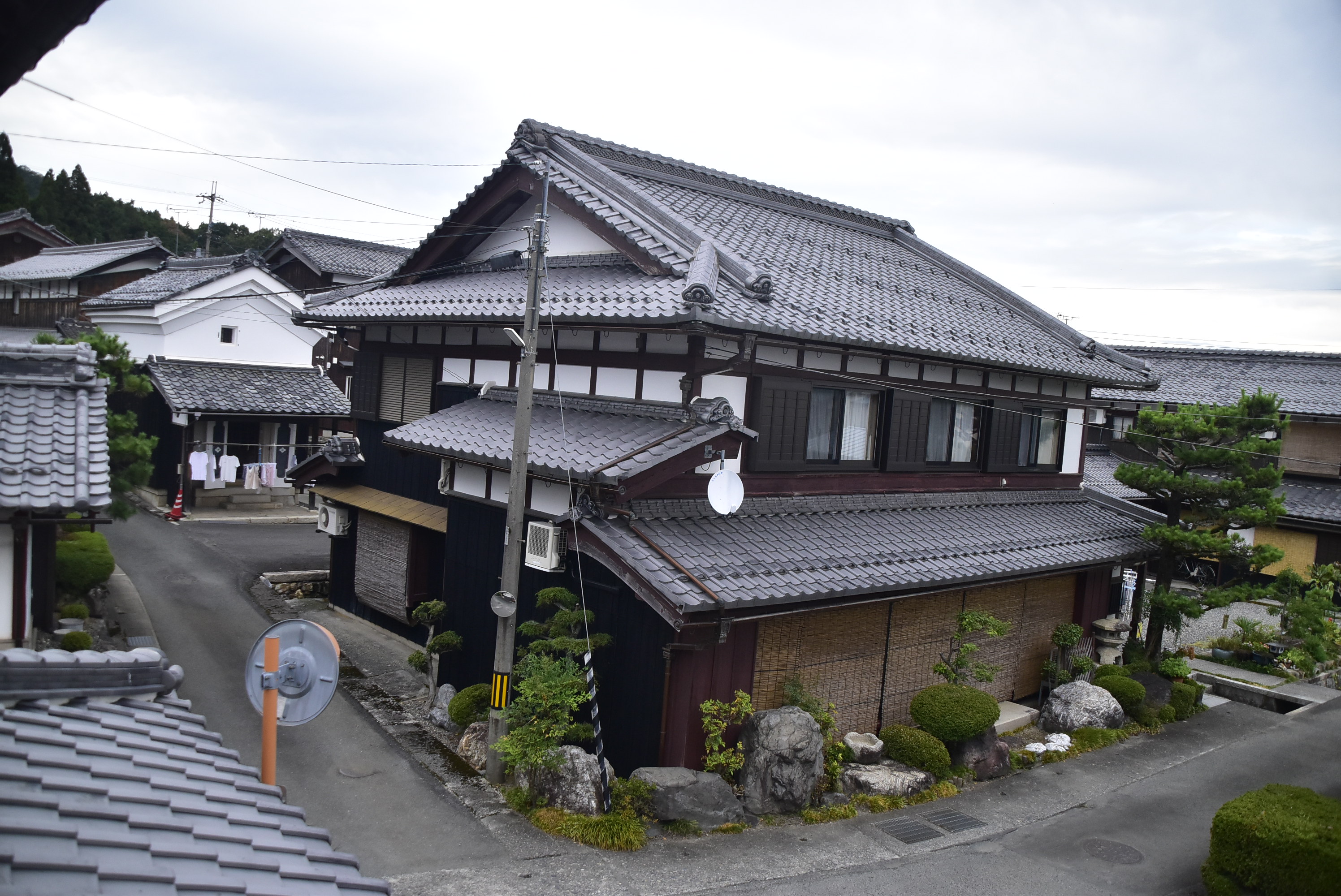 因冬季長年積雪，外牆會塗上防鏽塗料，紅咖啡色的木頭也成一大特色。