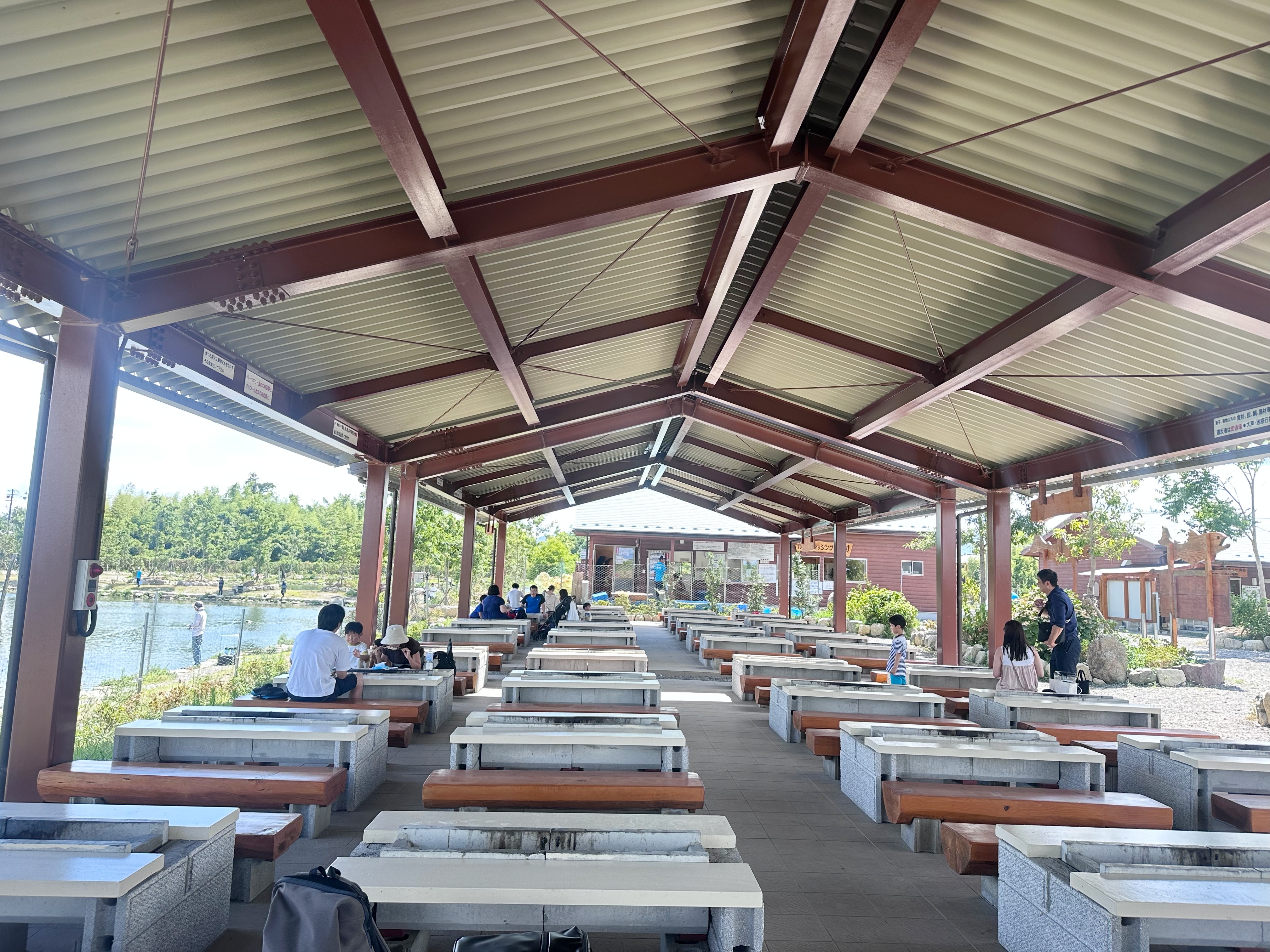 可容納250人的大型BBQ設施，有遮雨棚暫時躲避豔陽。