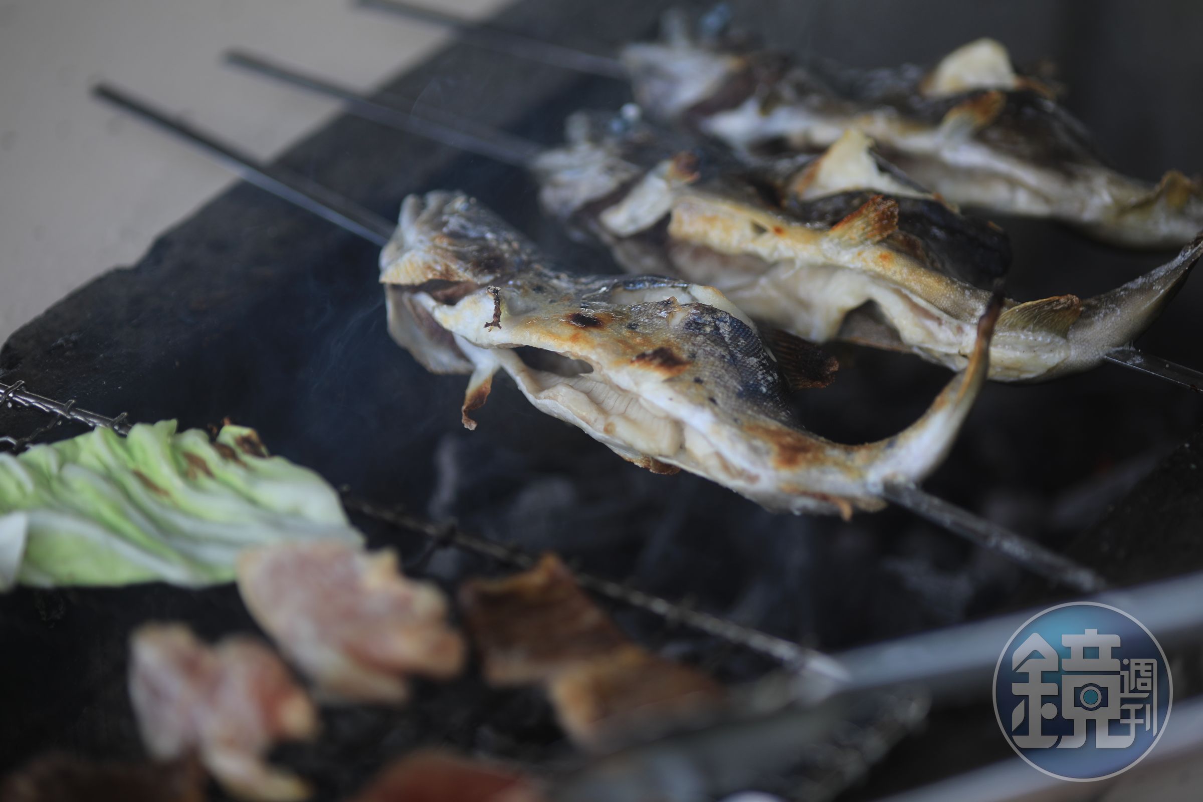 自己釣的魚自己烤，炭火烤魚吃起來更美味。