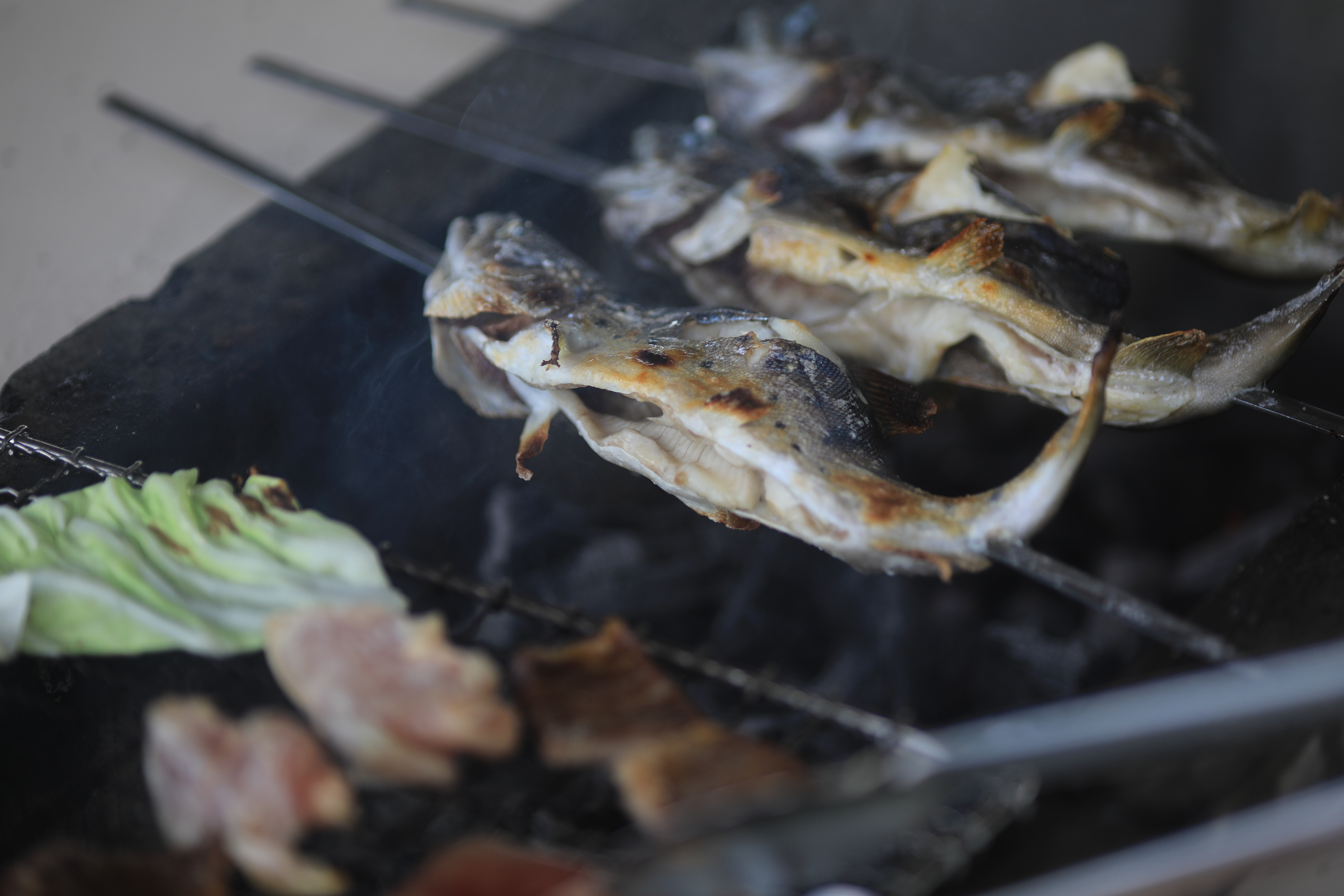 自己釣的魚自己烤，炭火烤魚吃起來更美味。