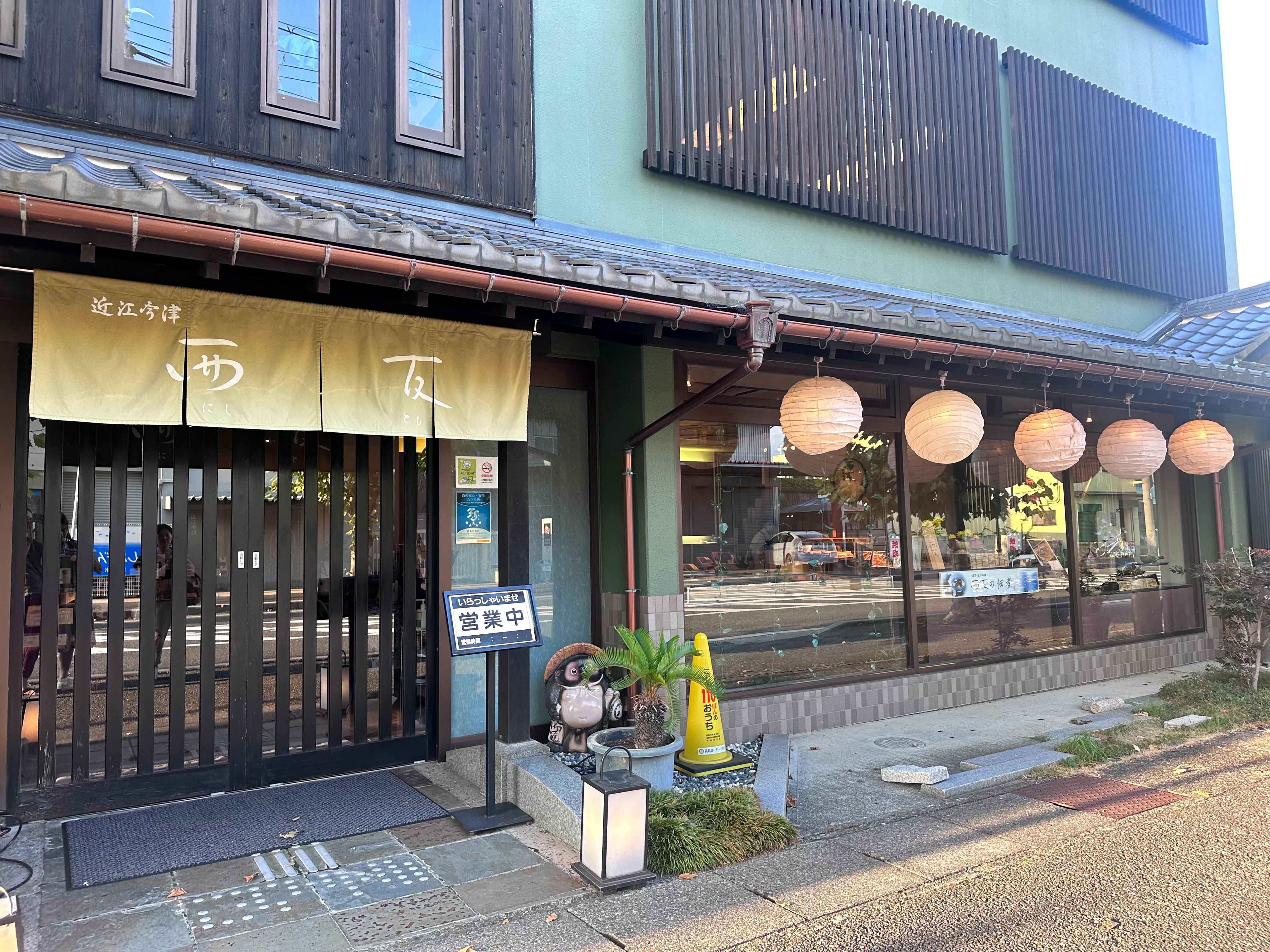 西友本店從昭和時代營業至今，用餐時段都要排隊。