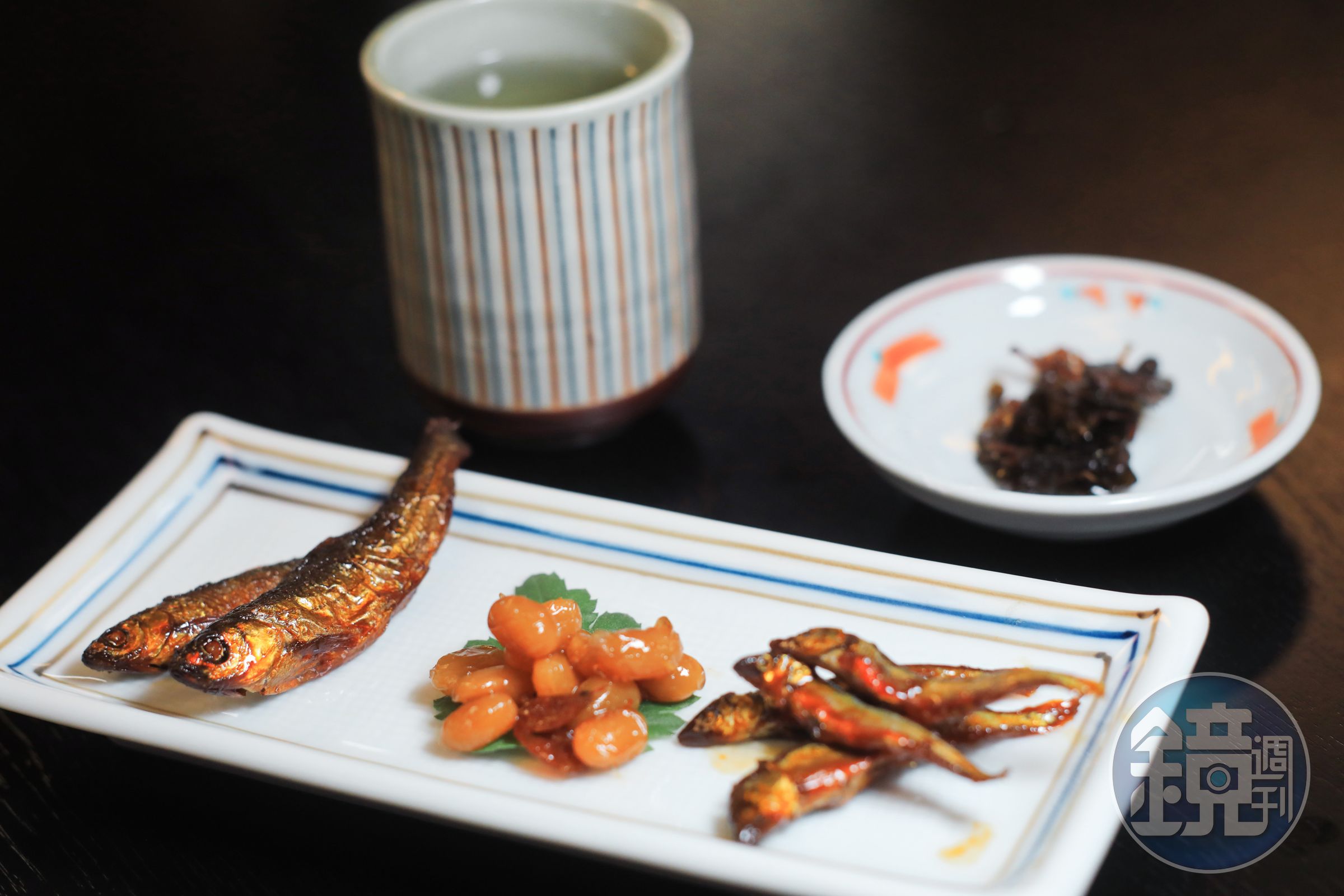 佃煮物全採用琵琶湖原生魚蝦,中間的是滋賀鄉土特色菜「蝦豆」,將大豆與小蝦熬煮成甜口風味。