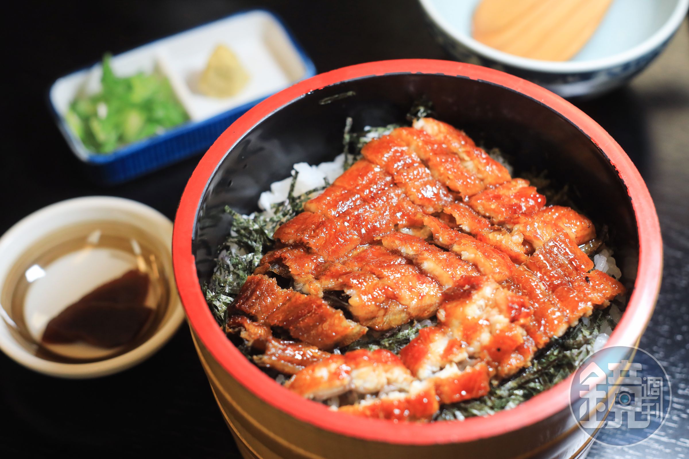 米飯整桶上桌,關西風味的蒲燒鰻外酥內嫩,分量超豪邁。(3,850日圓/份,約NT$842)