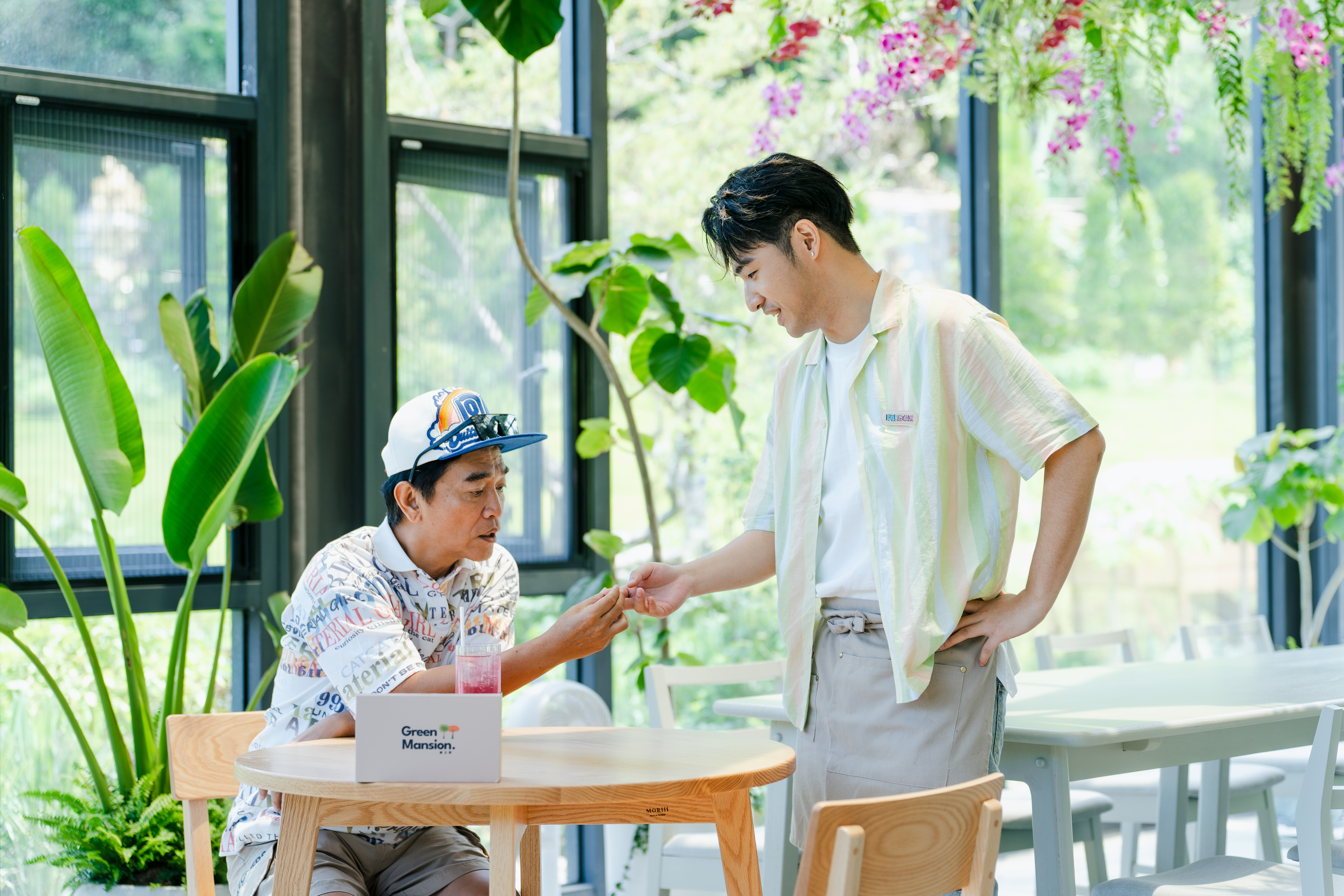 吳宗憲（左）現身兒子鹿希派錄影現場。（好看娛樂提供）