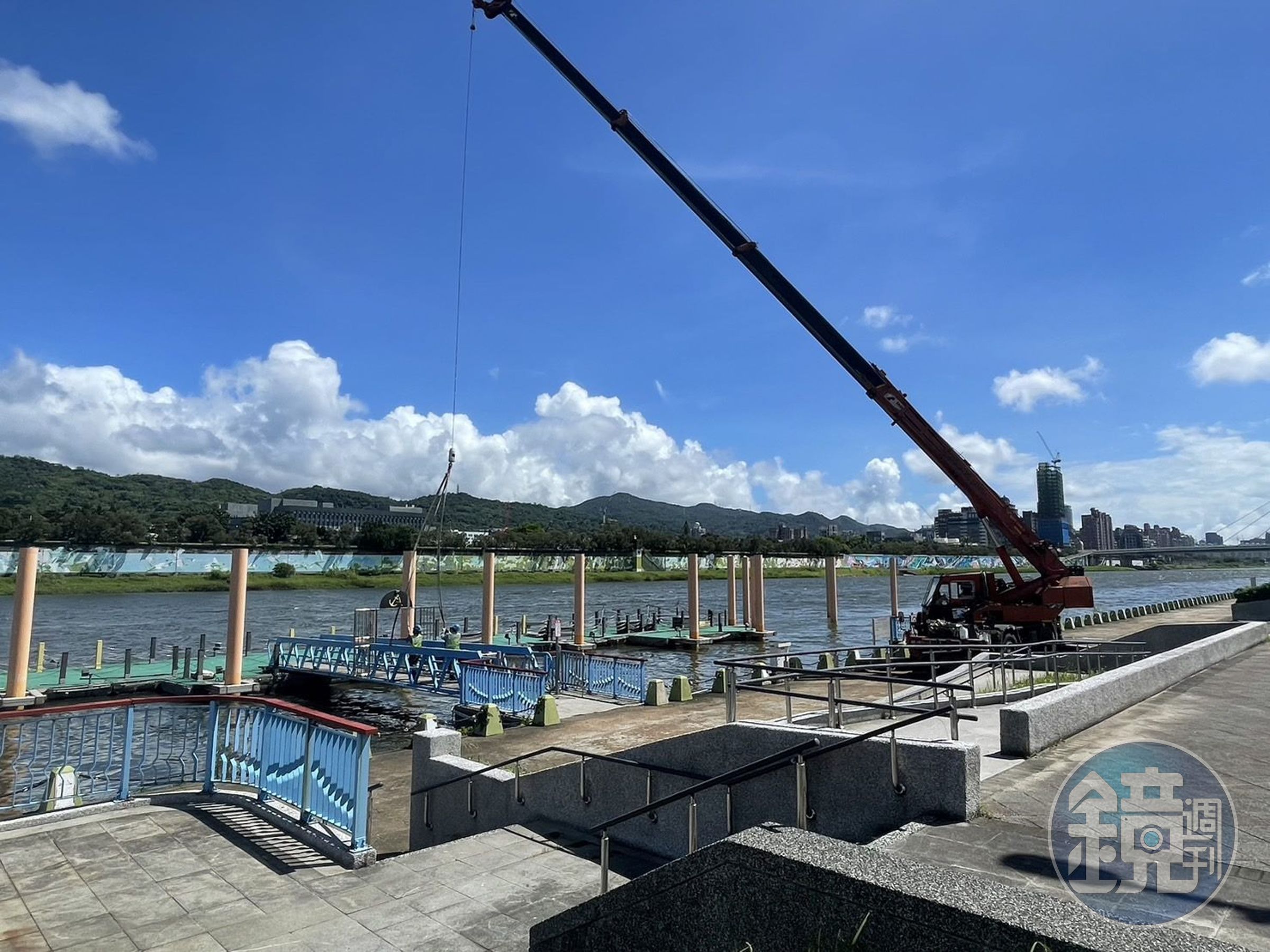 台北市水利處已展開河濱設施撤離作業。（台北市工務局提供）
