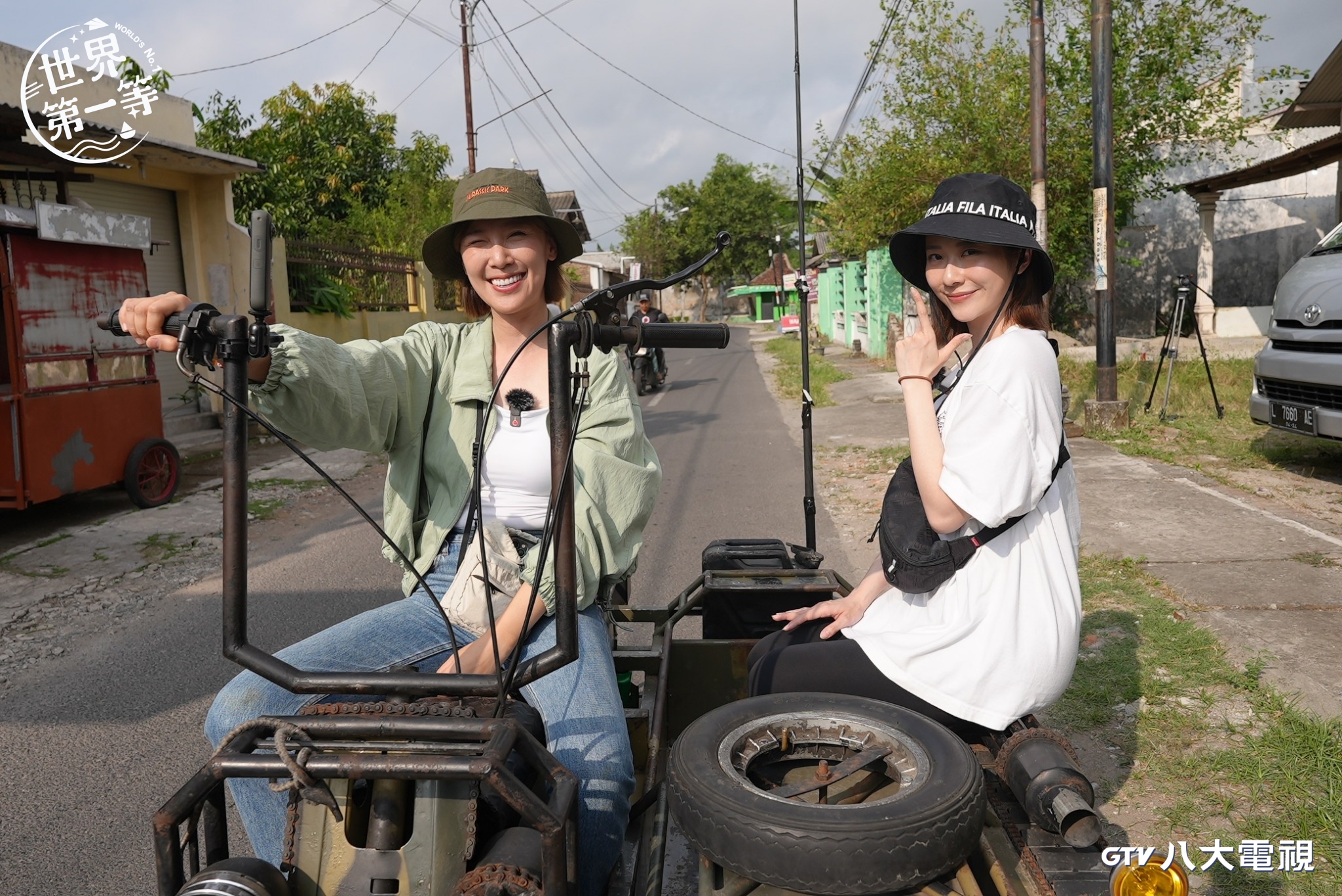 李懿（左）、張景嵐（右）到印尼出外景。（八大提供）