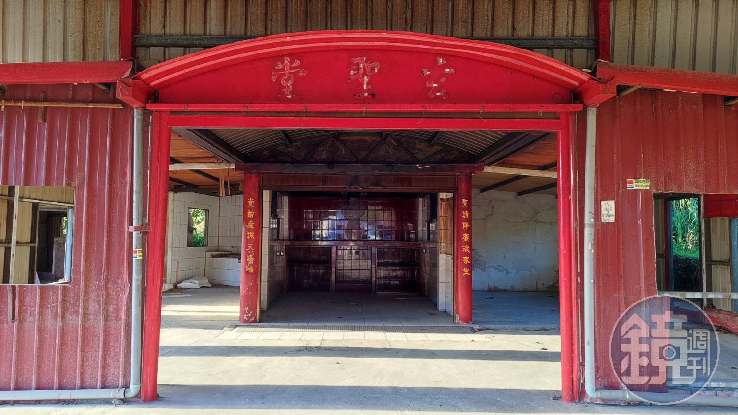 夜鶯尖銳刺耳聲音在空蕩廟堂內迴盪宛如厲鬼嘶喊。(新北動保處提供)