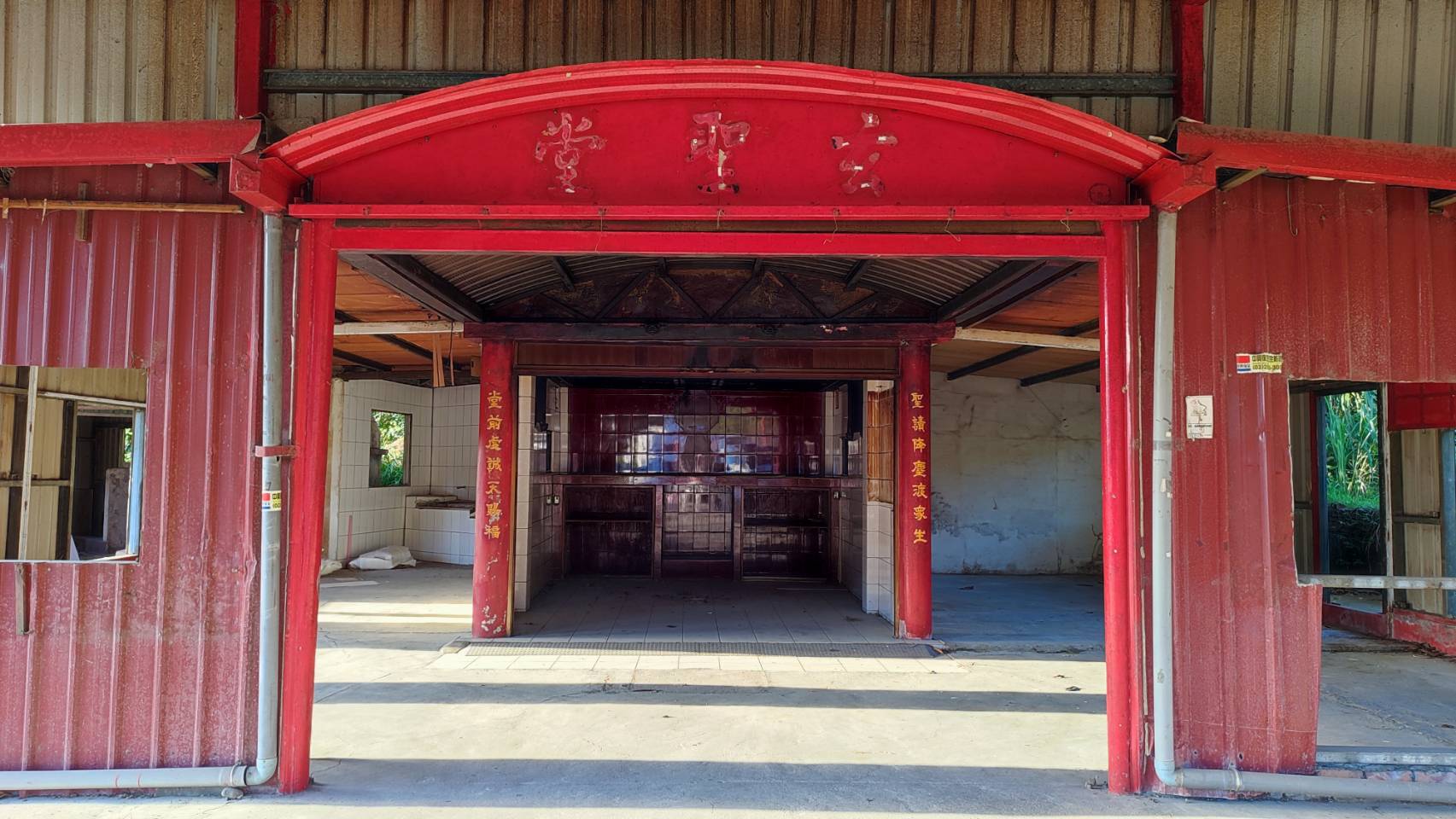 夜鶯尖銳刺耳聲音在空蕩廟堂內迴盪宛如厲鬼嘶喊。（新北動保處提供）