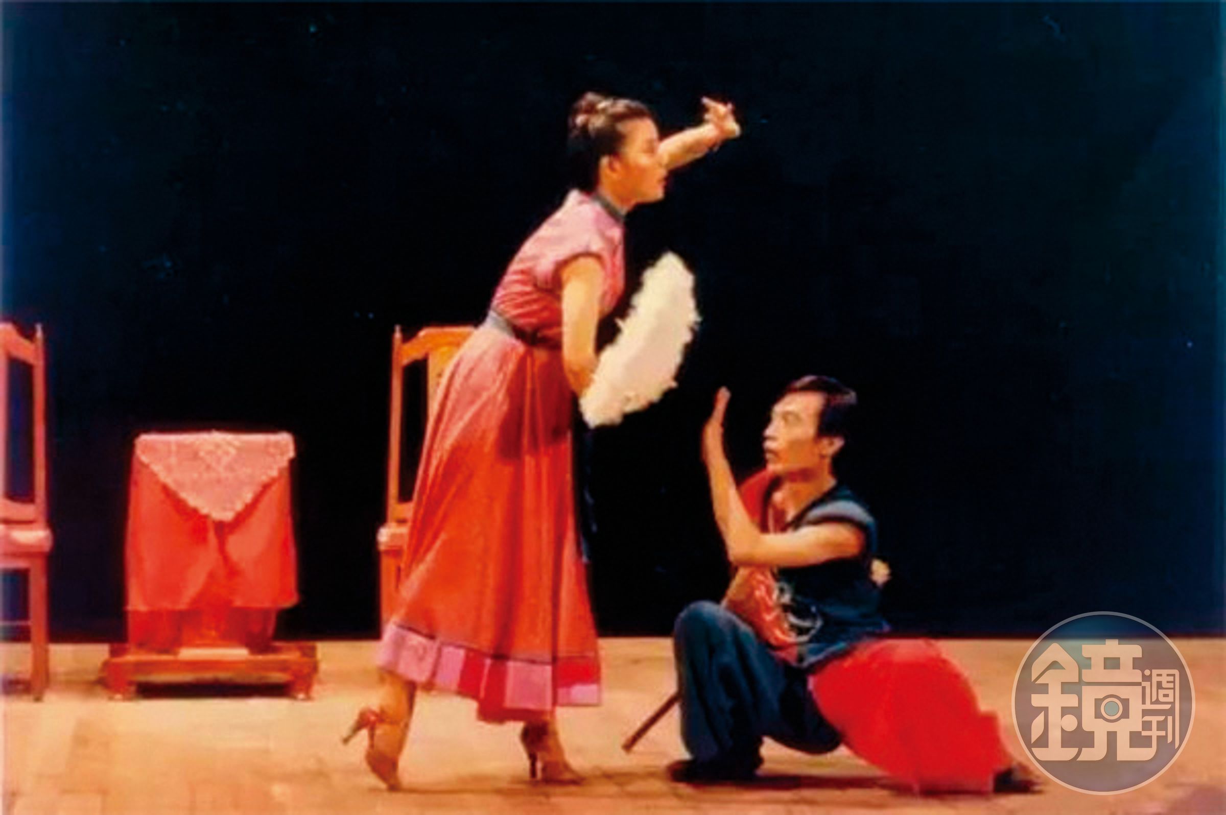已故演員李國修（右）與劉若瑀（左）演出首版《荷珠新配》，後於蘭陵30週年重演。（蘭陵劇坊提供）